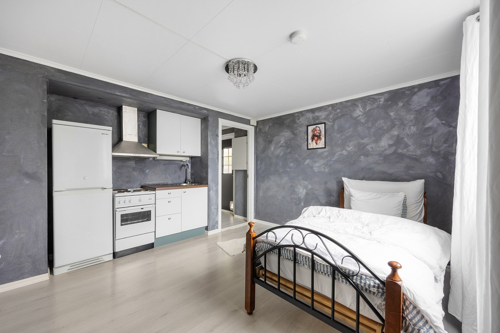 Her er veggoverflatene malt og det ble lagt nytt laminatsgulv i 2020. Galleribilde