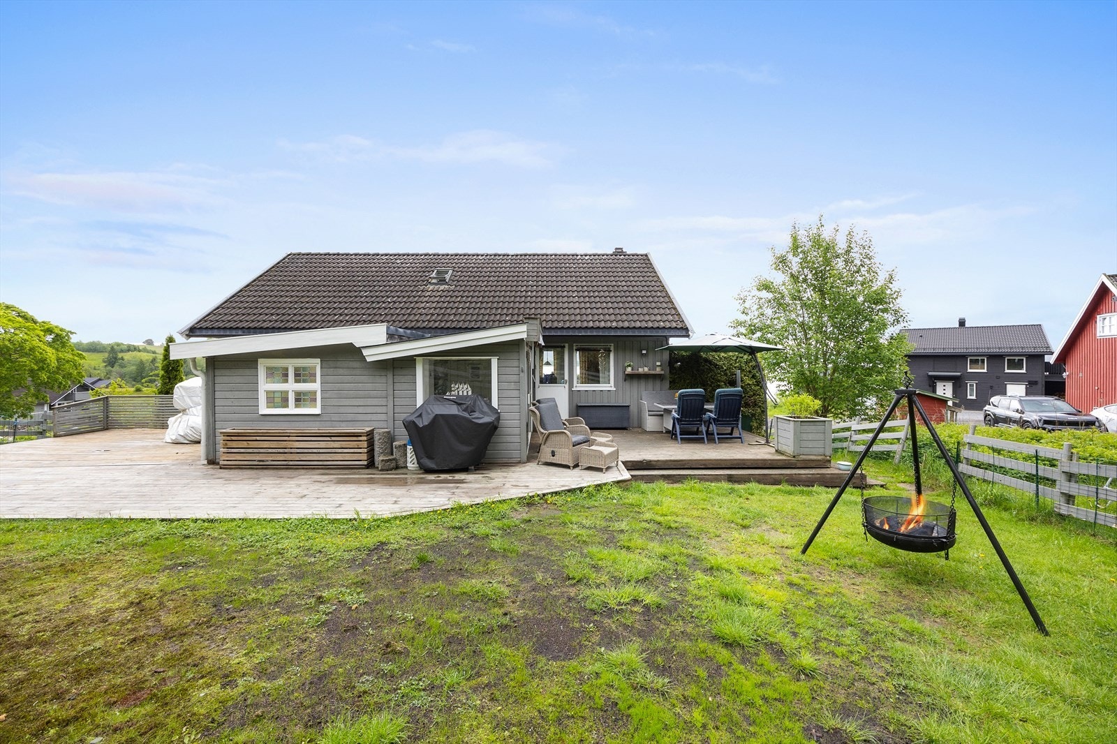 Fra stuen er det utgang til en stor og herlig terrasse på hele 96 m² Galleribilde