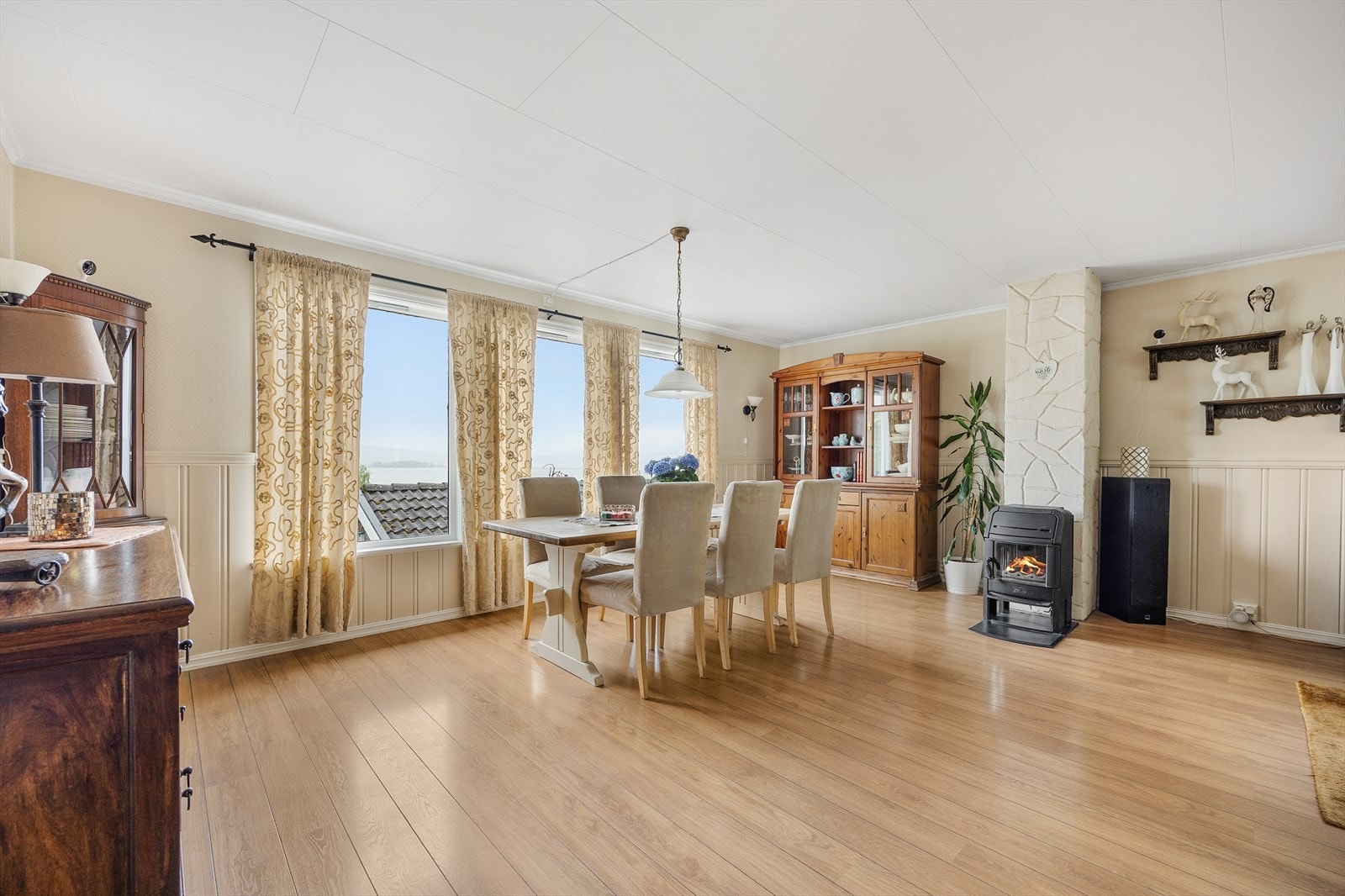 Boligen har en romslig og trivelig stue med fantastisk utsikt over Øyeren. Galleribilde