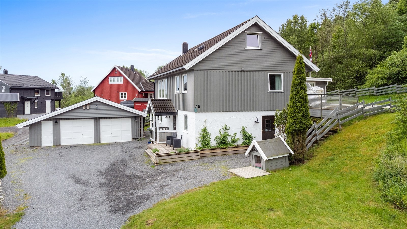 Dobbelgarasje og gode parkeringsmuligheter på egen gårdsplass Galleribilde