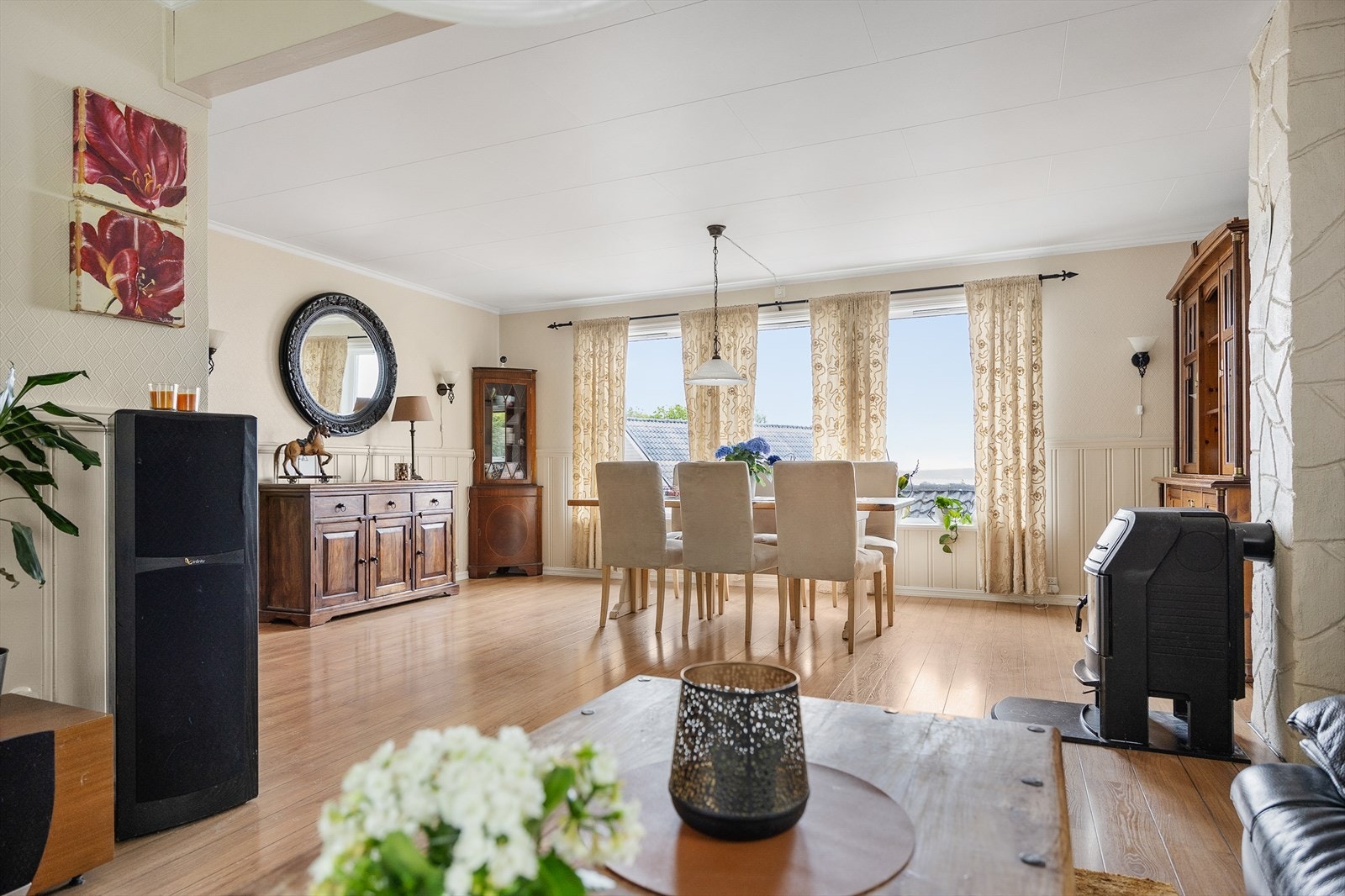 Stuen har også en trivelig vedovn som varmer godt på kjølige dager. Galleribilde