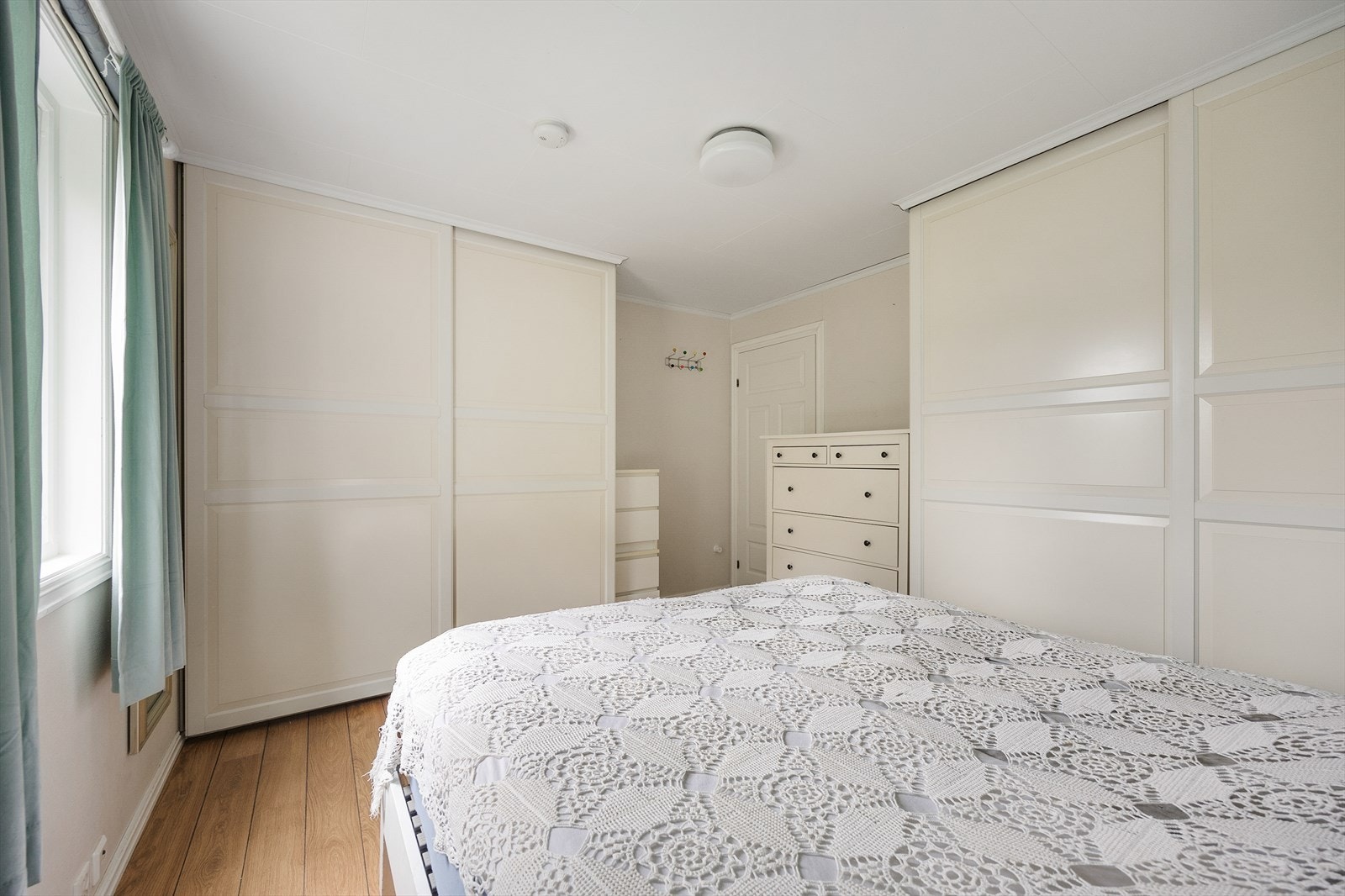 Her er det plass til dobbeltseng, tilhørende nattbord og garderobeskap. Galleribilde