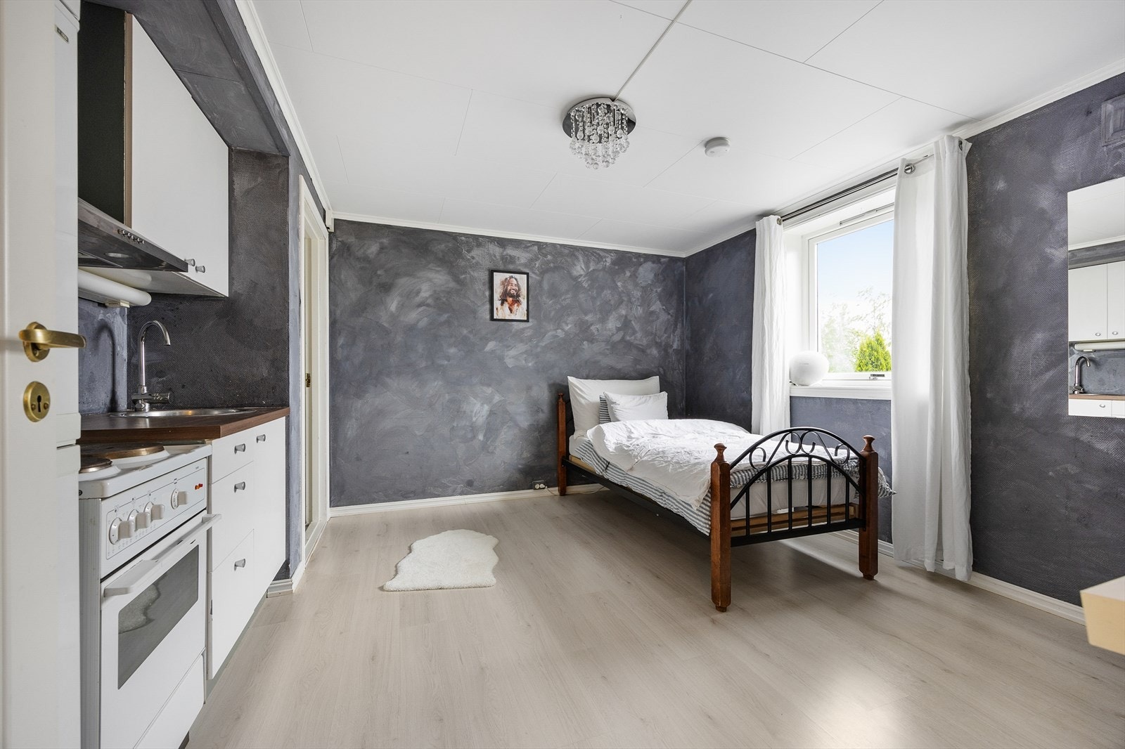 I underetasjen har boligen et praktisk allrom hvor det er etablert et enkelt hybelkjøkken. Galleribilde