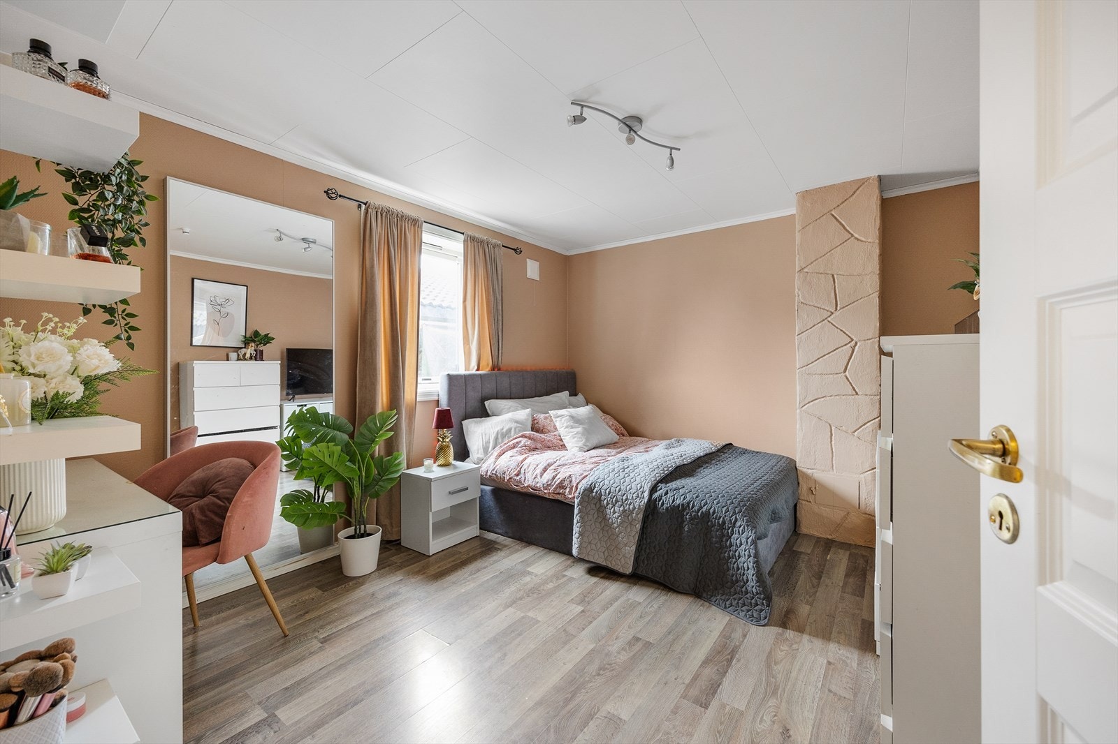 I boligens underetasje er det et romslig soverom med plass til dobbeltseng, tilhørende nattbord og kommodeløsning eller klesskap. Galleribilde