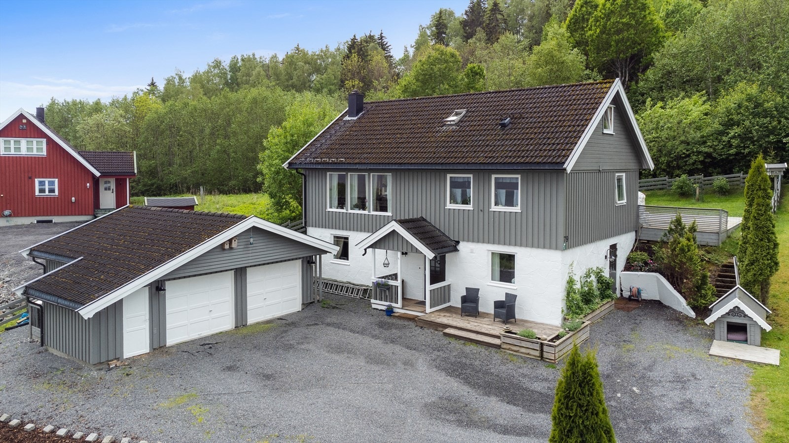 Nabolaget er stille og barnevennlig, og herfra er det nærhet til skoler, barnehager, offentlig kommunikasjon og vakre rekreasjonsområder. Galleribilde