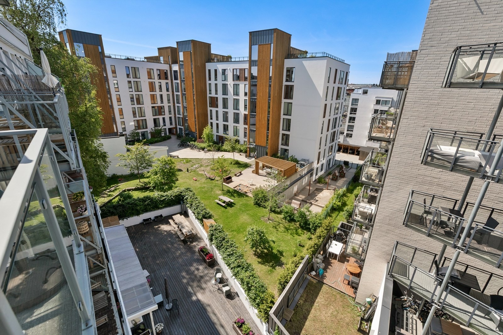 Utsyn til sameiets bakgård fra balkongen. Galleribilde