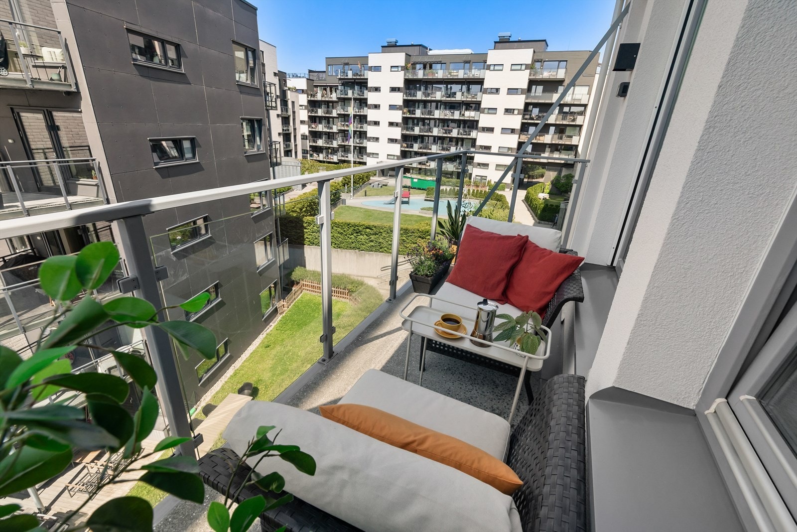 Slapp av med en god bok eller start grillsesongen på balkongen! Galleribilde