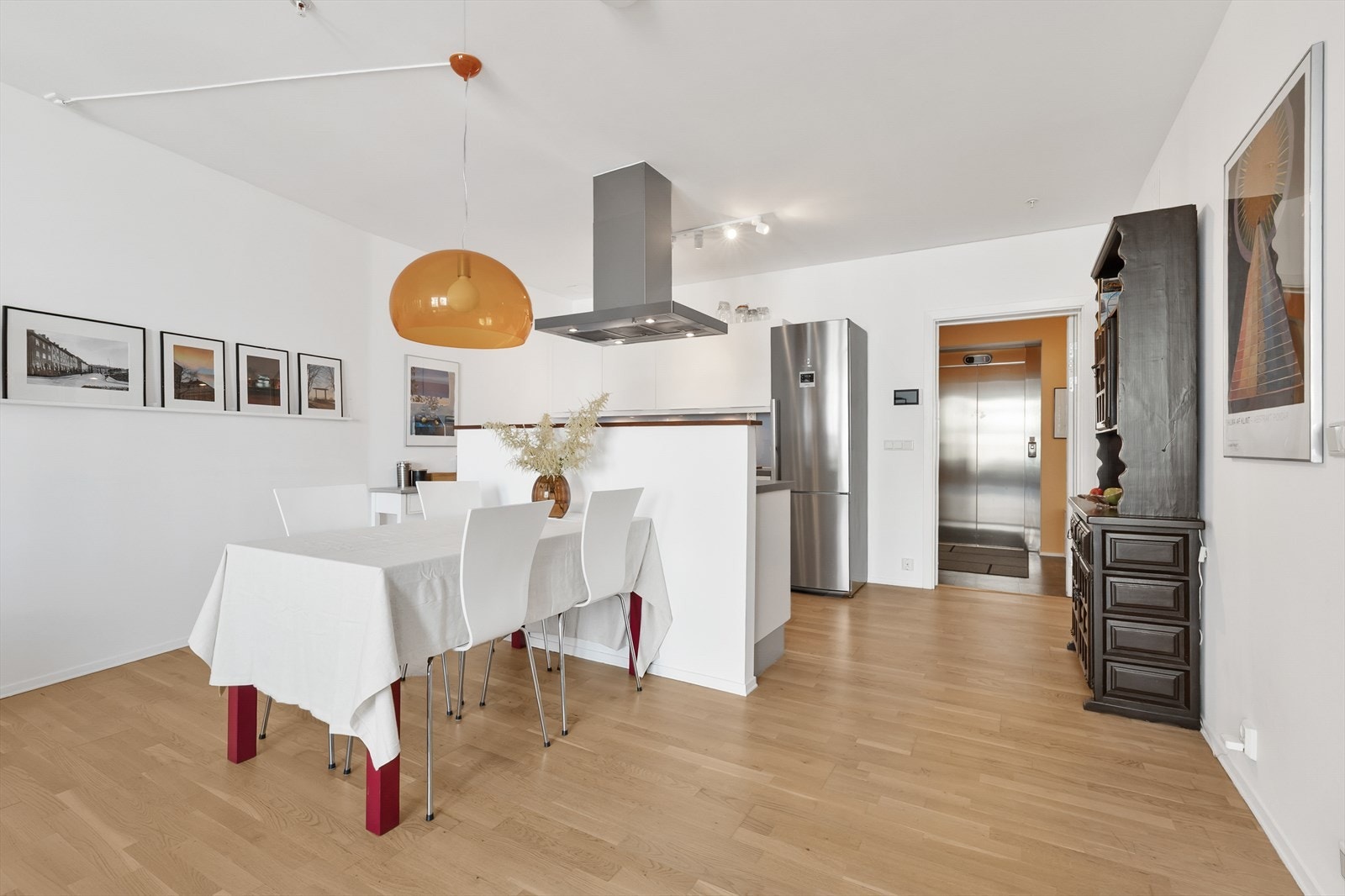 Naturlig plassering av ønsket spisegruppe mellom stue og kjøkken. Galleribilde