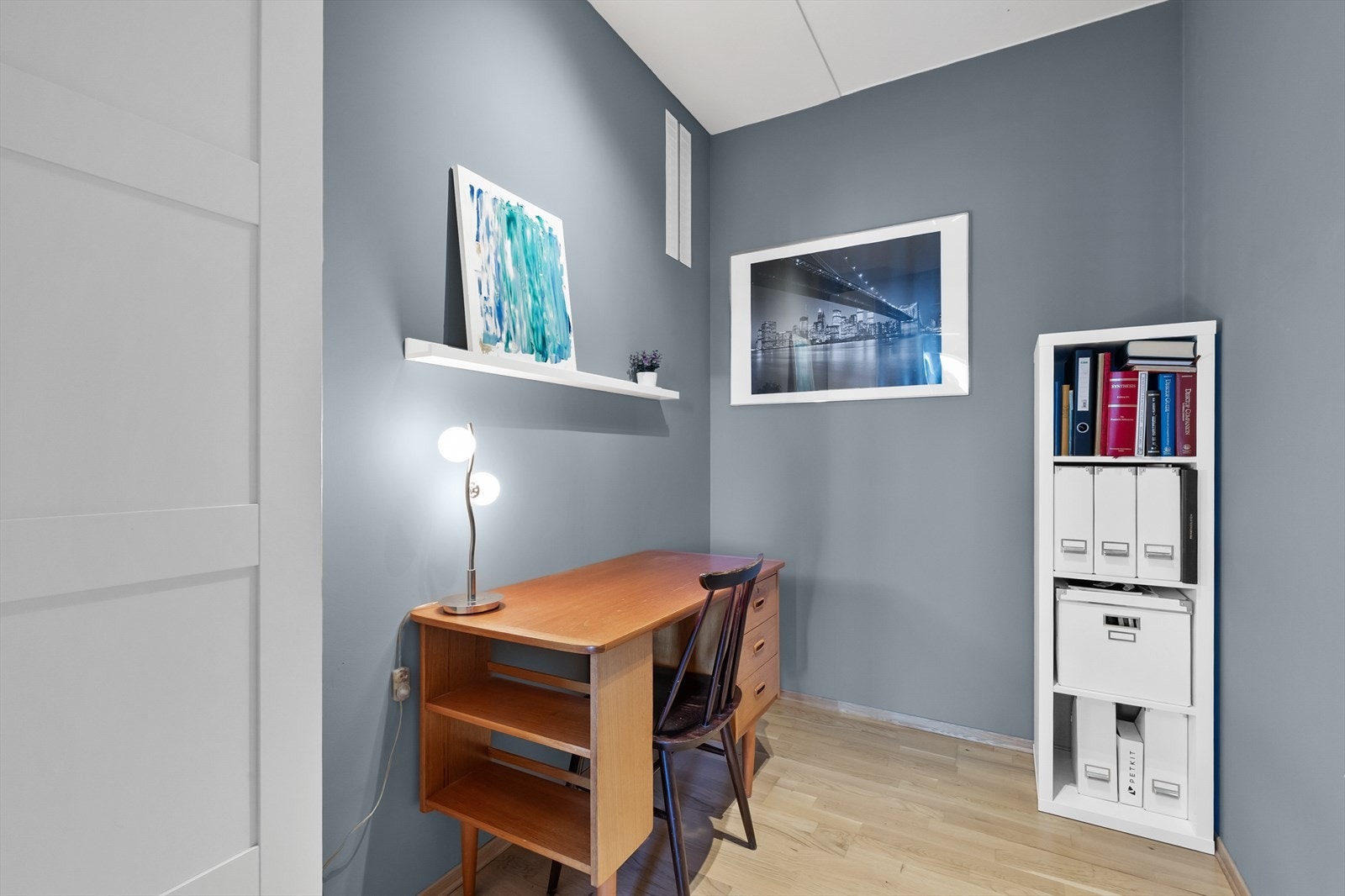 Innvendig bod som er perfekt for ekstra lagring eller så kan veggen inn til hybel fjernes, for å gjøre det til en stor 3- roms. Galleribilde