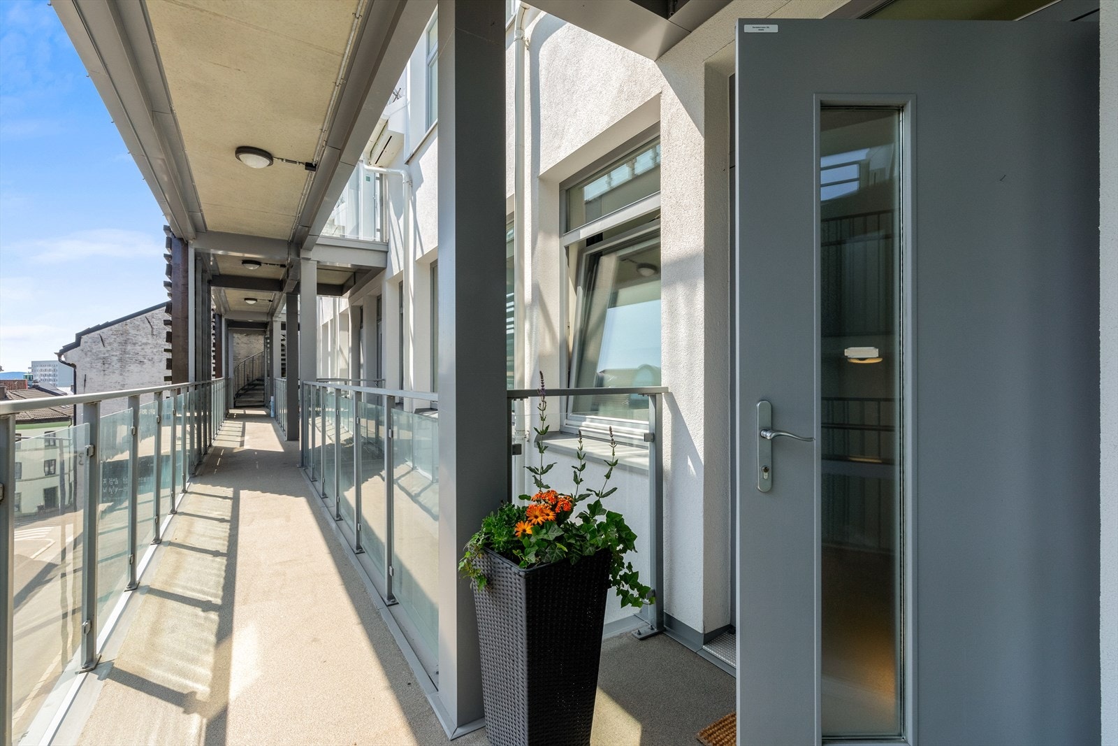 Leiligheten har en egen hybel - og den har selvfølgelig egen inngang. Galleribilde