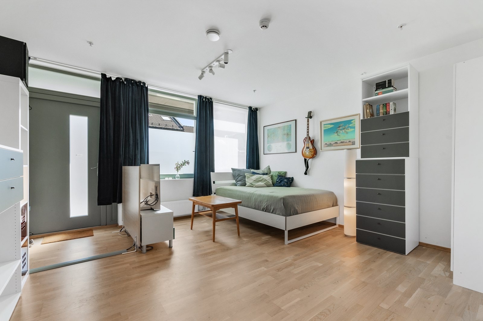 Hybelen består av stue/kjøkken og bad. Galleribilde