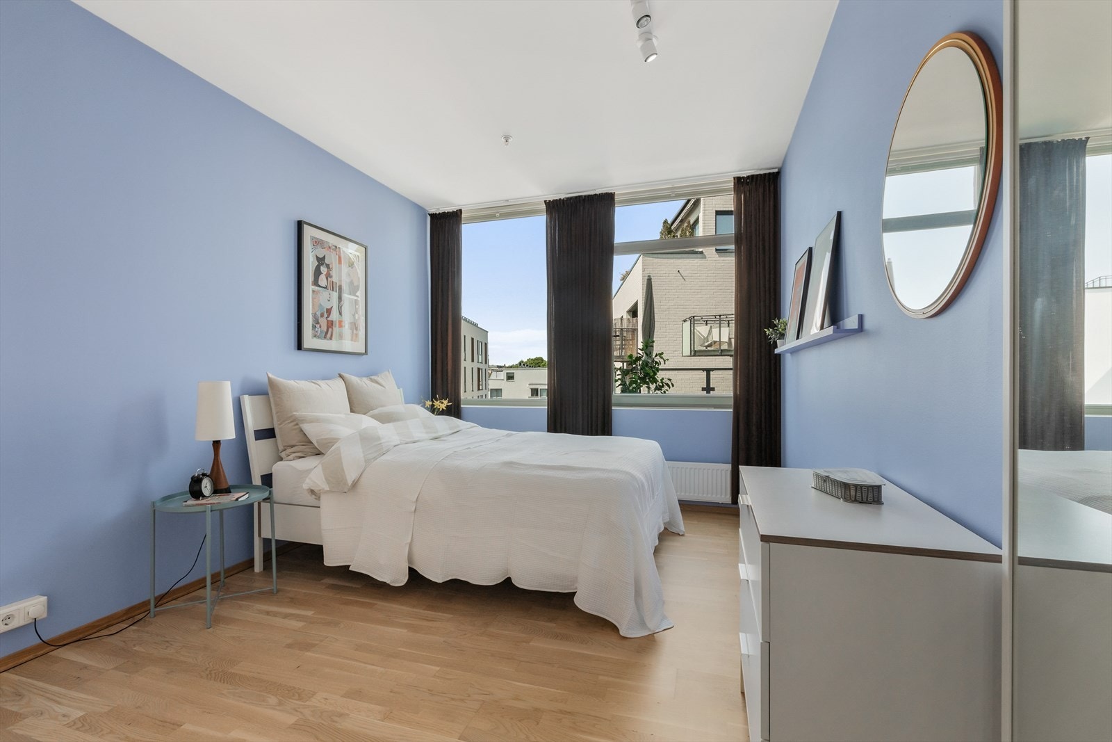 Soverommet har en nydelig blåfarge og er vendt inn mot bakgården - perfekt for å finne roen! Galleribilde