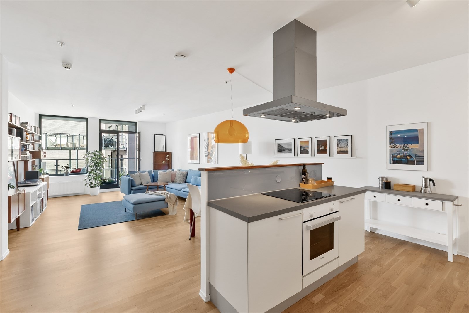 Det er egen kjøkkenøy som gir ekstra skap -og benkeplass. Galleribilde