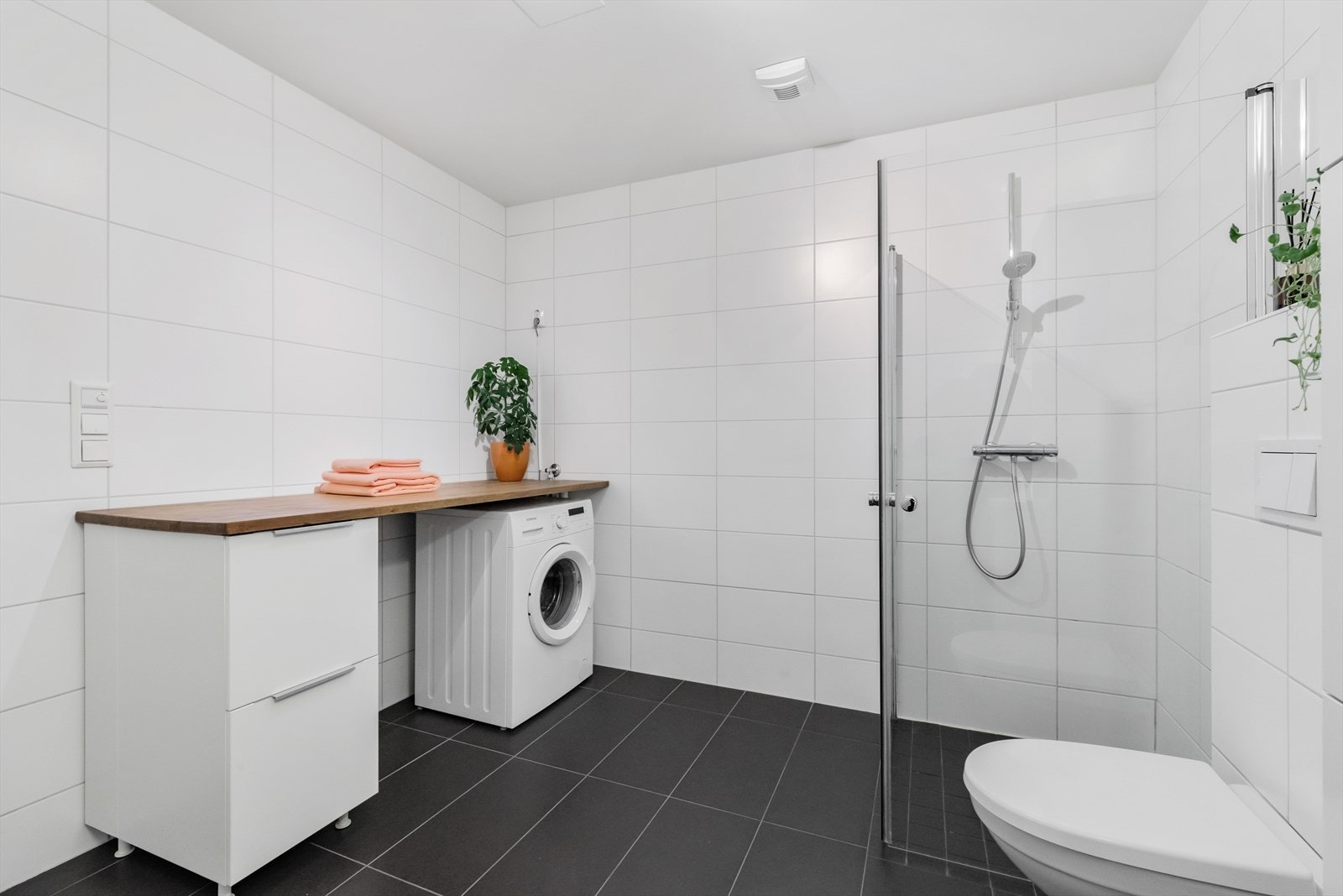 Ekstra benkeplass kommer godt med på badet. Galleribilde