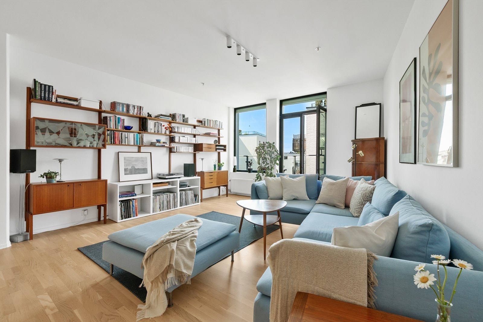 Leiligheten har en romslig, lys stue som kan innredes med sofa - og spisegruppe. Galleribilde