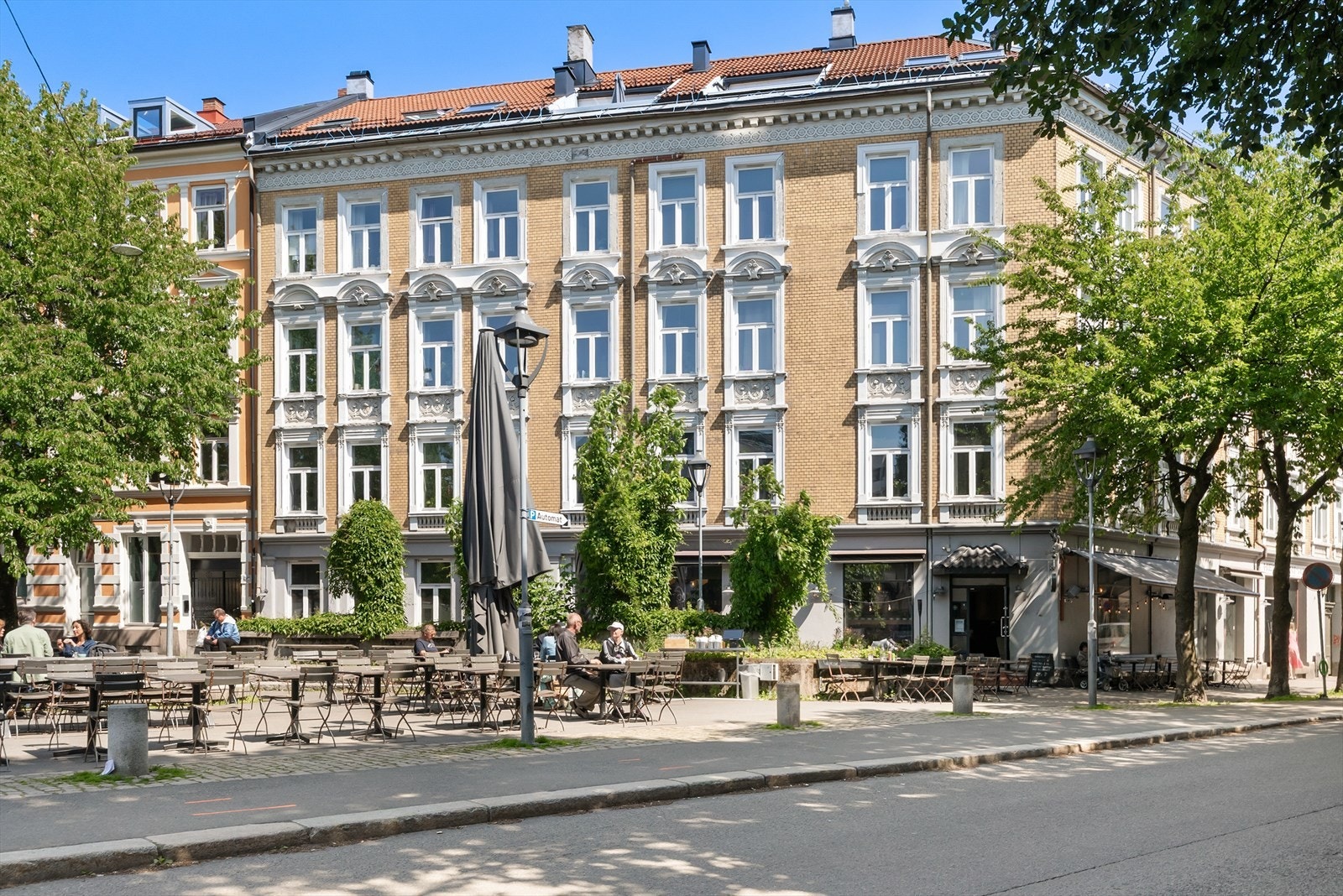 Området bugner av servicetilbud og fasiliteter - blant annet Grisen, en hyggelig restaurant med uteservering. Galleribilde