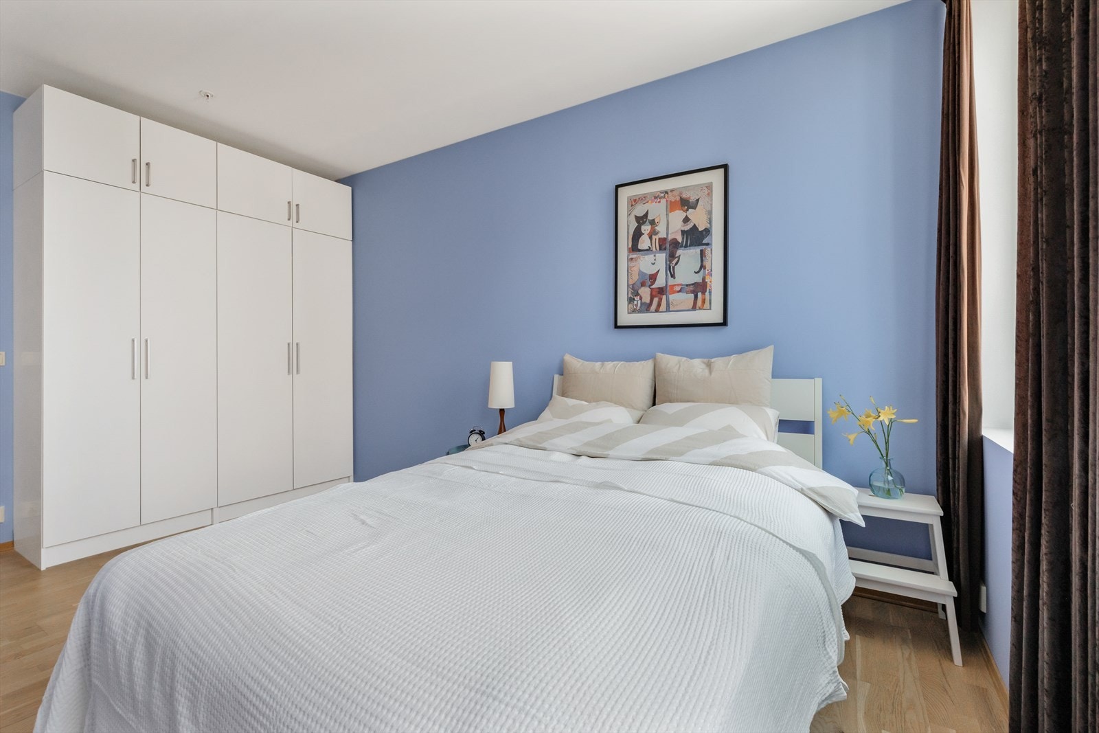 God plass til dobbeltseng, nattbord og garderobeskap. Galleribilde