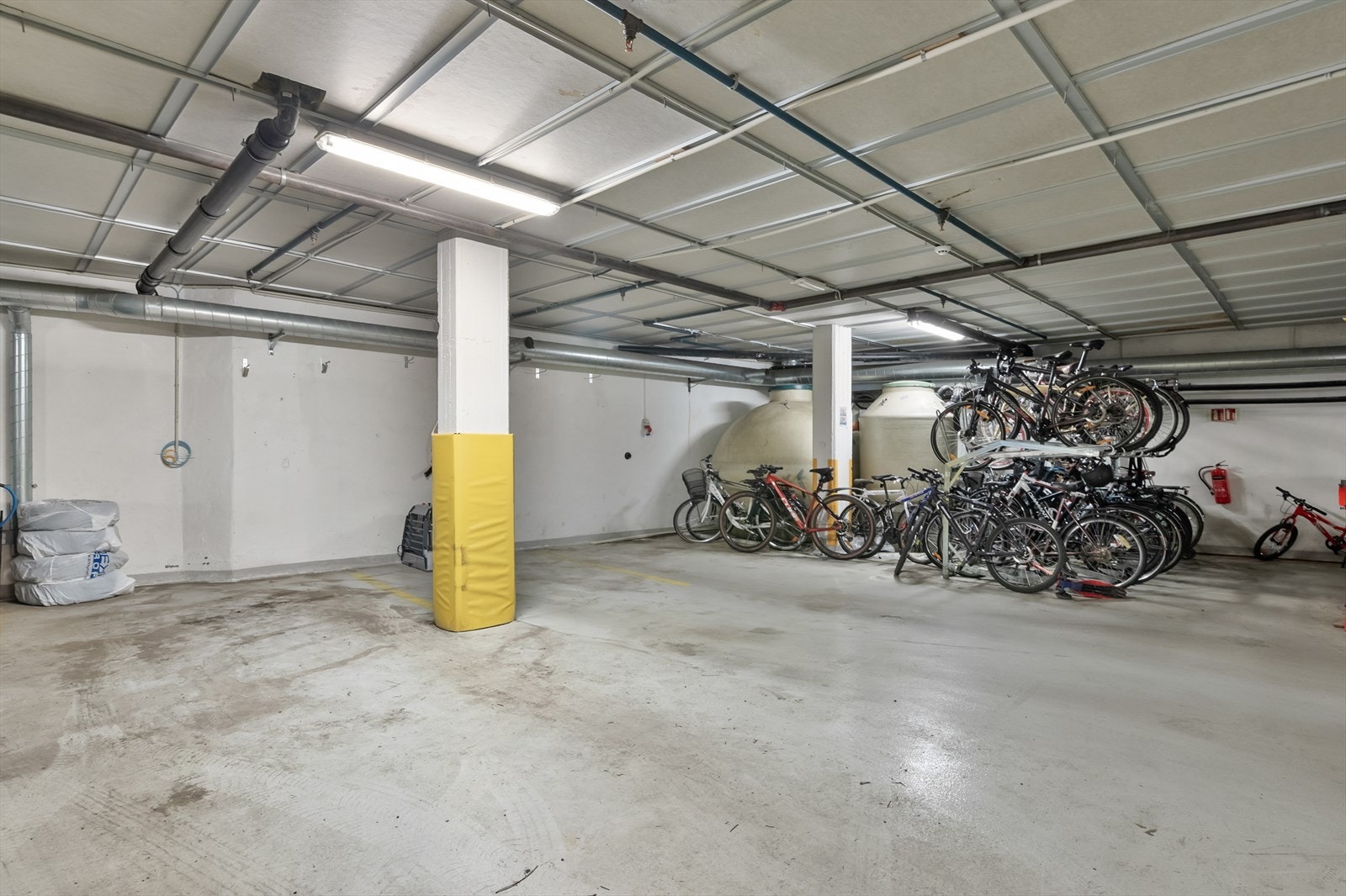 Det medfølger en garasjeplass til leiligheten. Garasjeplassen har heissystem. Galleribilde