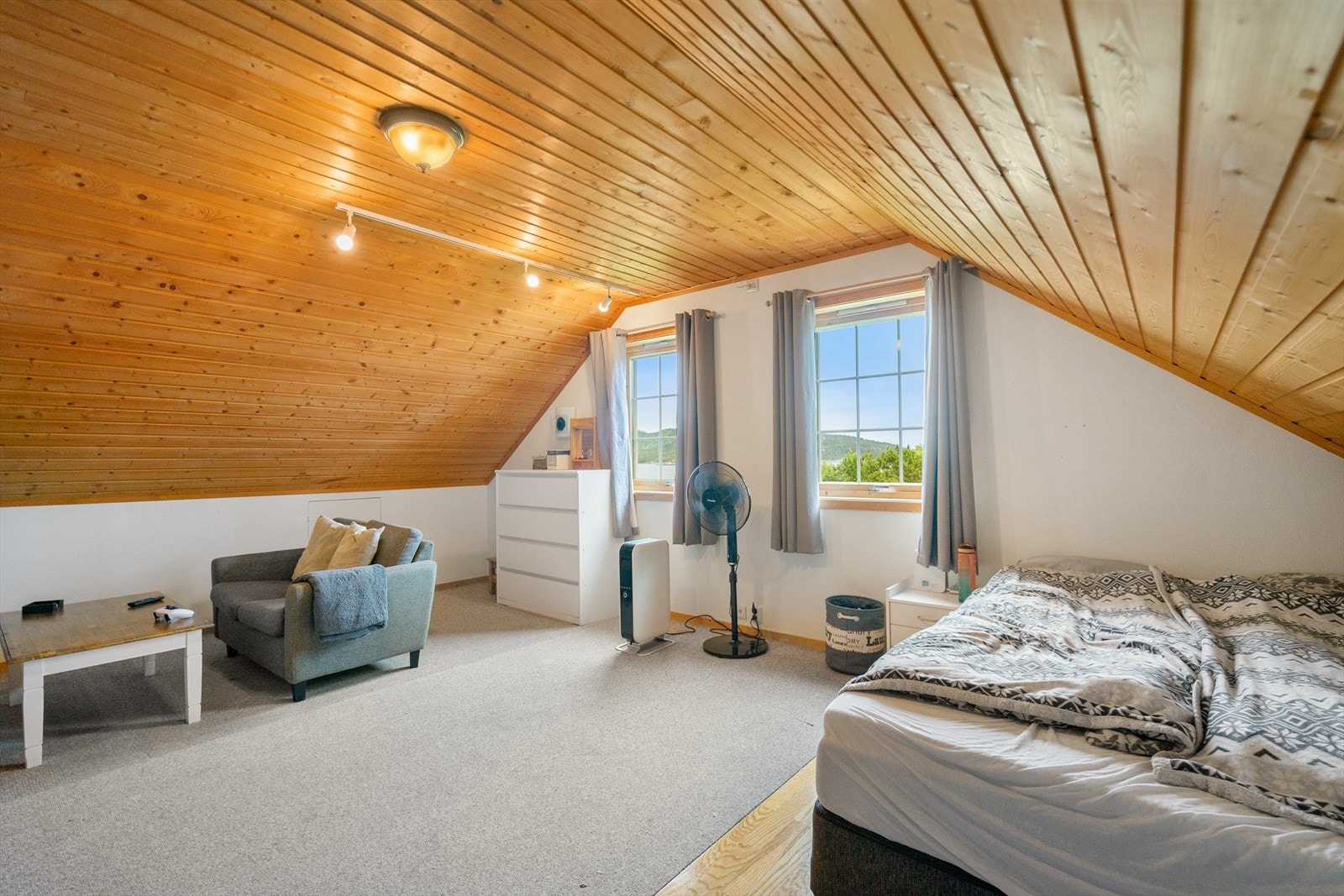 Innredet rom som loftsstue/soverom (Rommet er ikke omsøkt/godkjent) Galleribilde