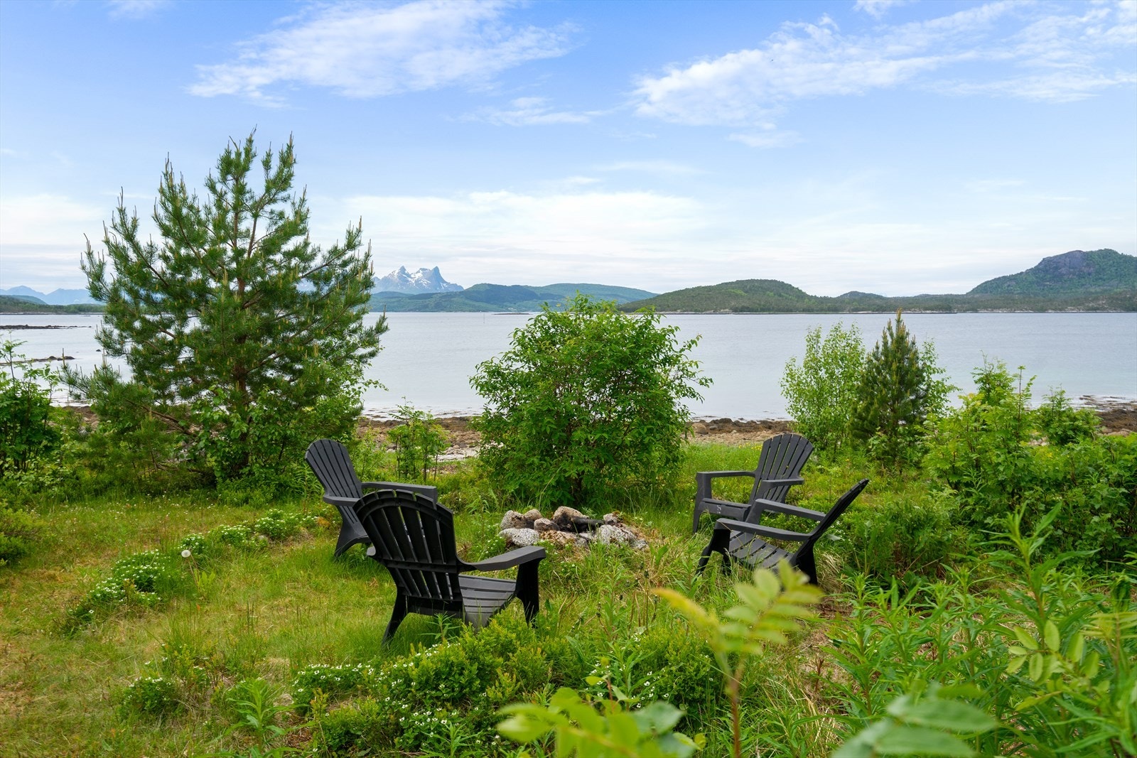 Flott uteområde på eiendommen hvor familien kan sitte ute å kose seg på flotte dager hele året Galleribilde