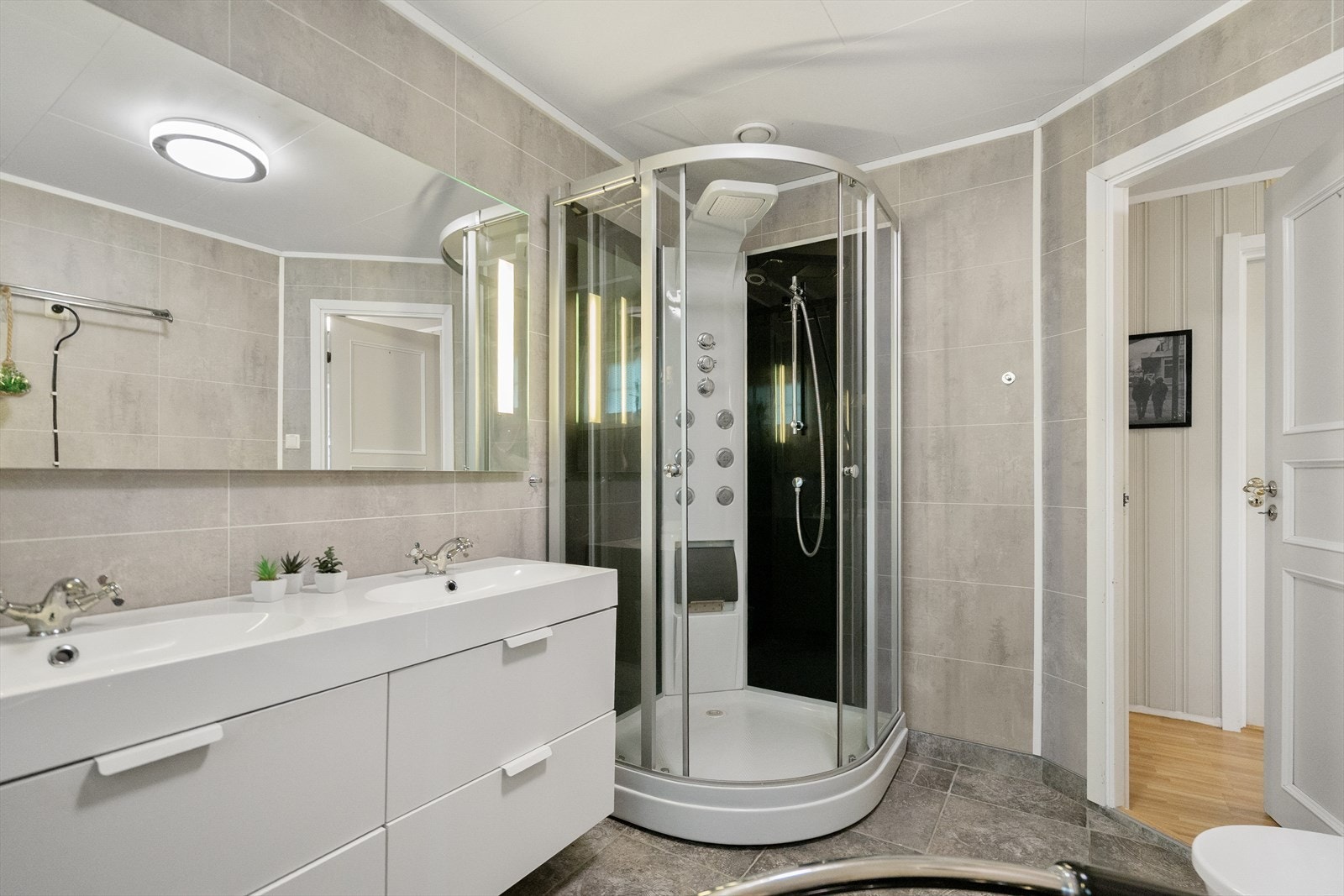 Bad i 1. etasjen Galleribilde