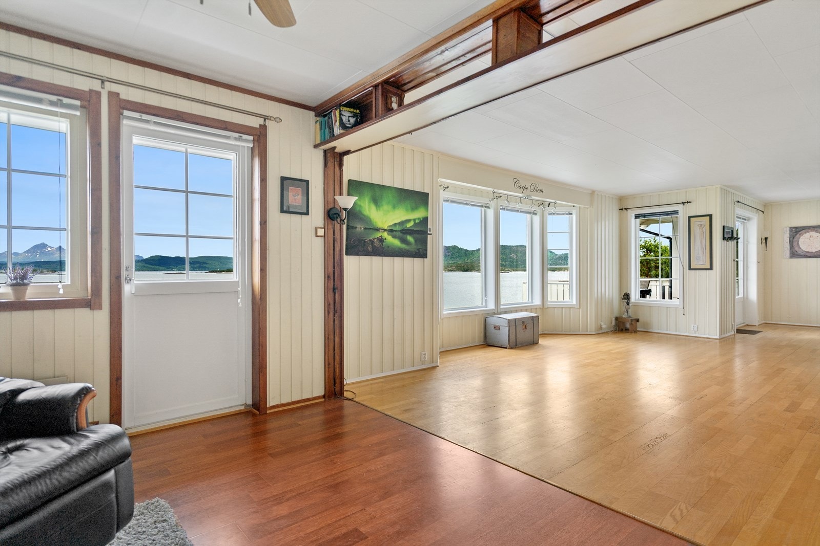 Fra stuen er det utgang til balkong Galleribilde