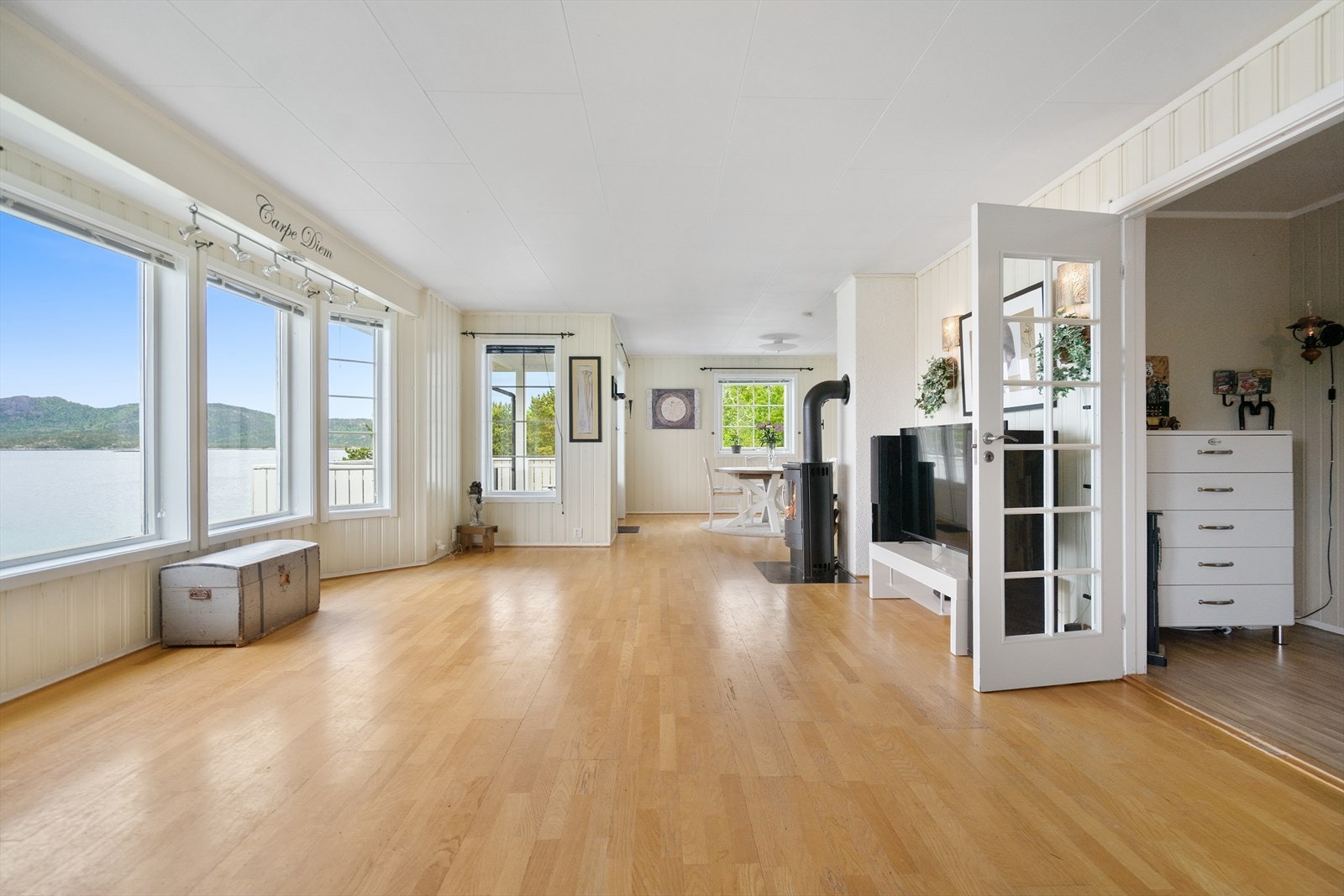 Stuen har store vindusflater og er meget romslig Galleribilde