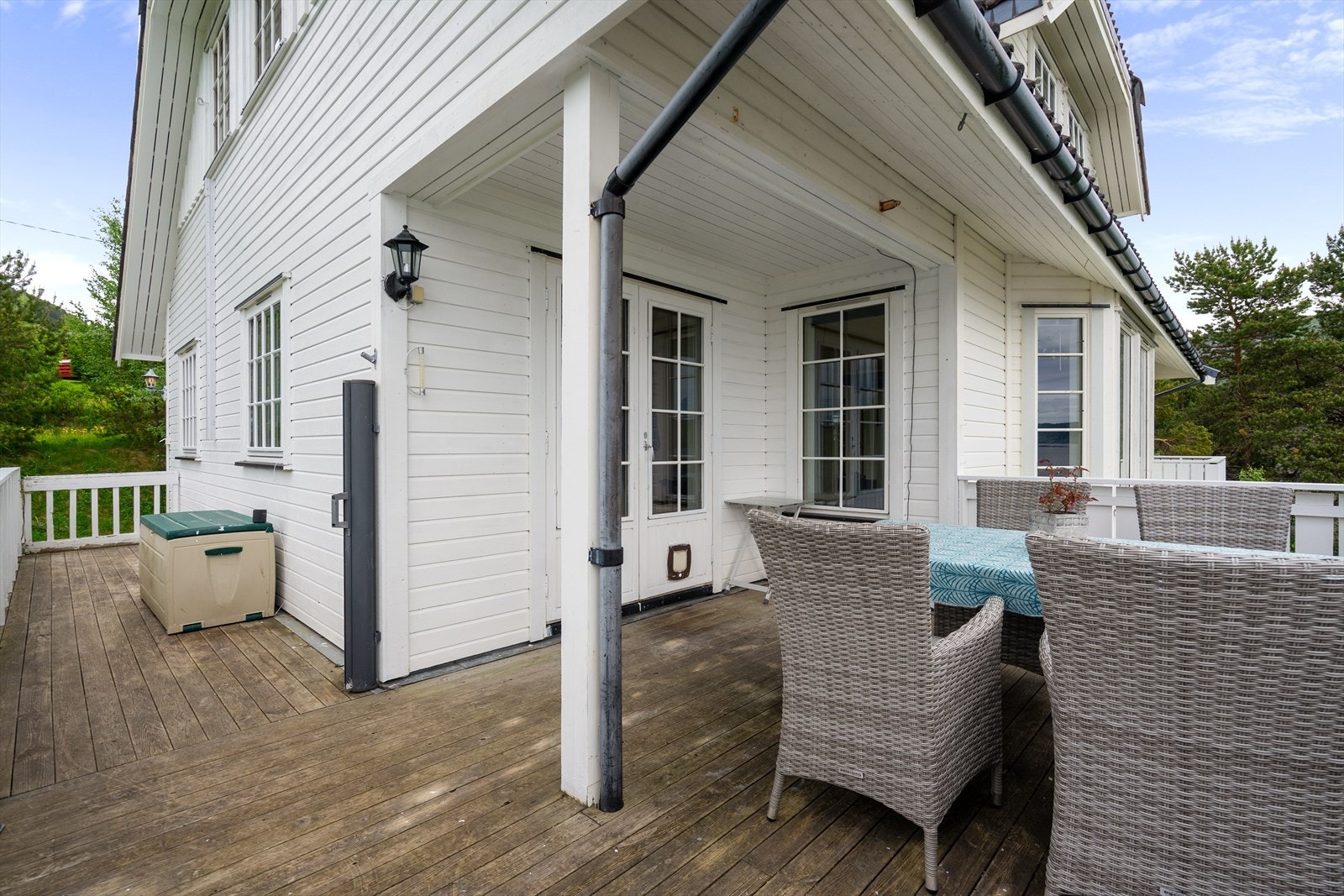 Solrik veranda som er delvis overbygget Galleribilde