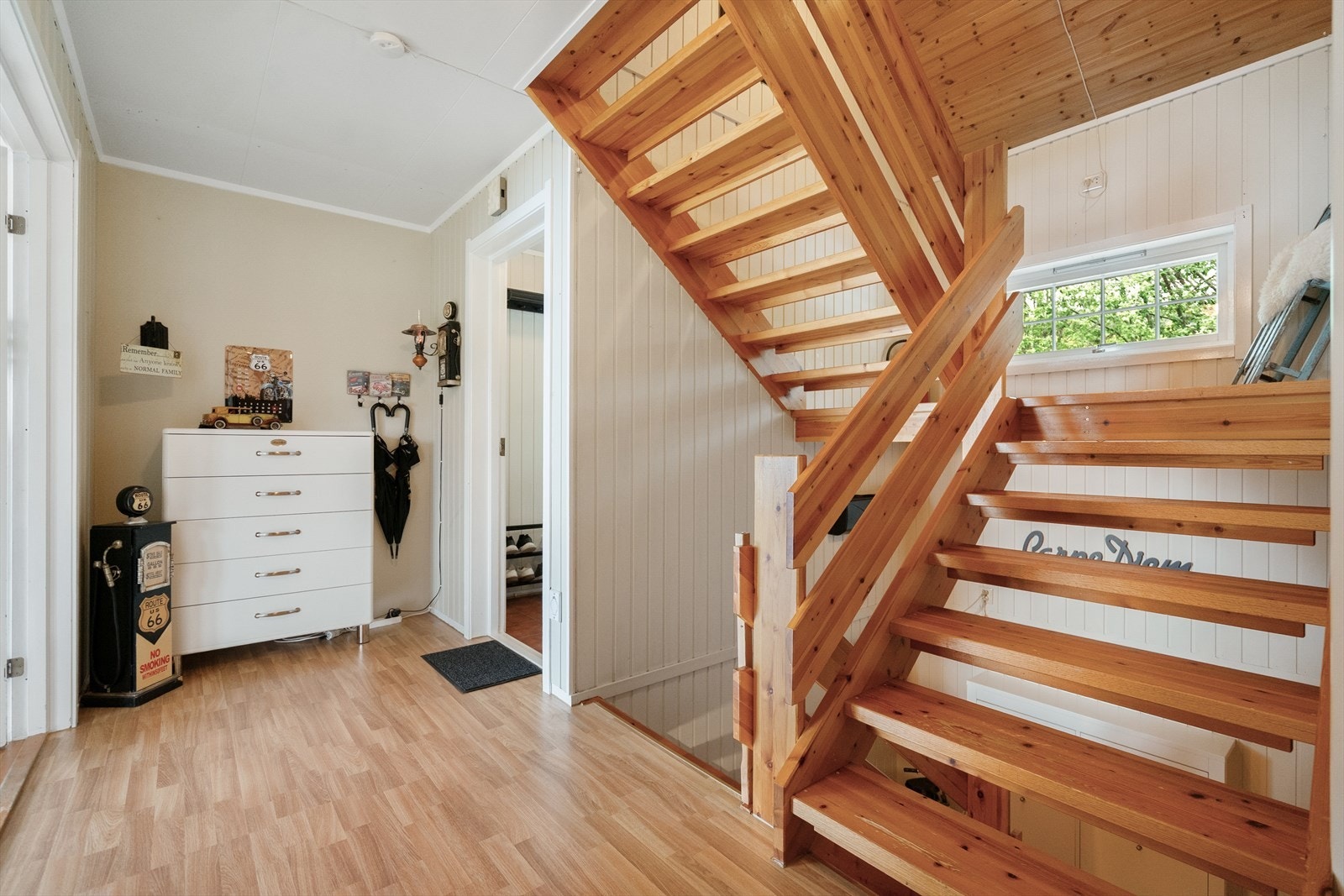 Fra trappegang er det adkomst til boder i underetasjen og opp til loftsetasjen Galleribilde