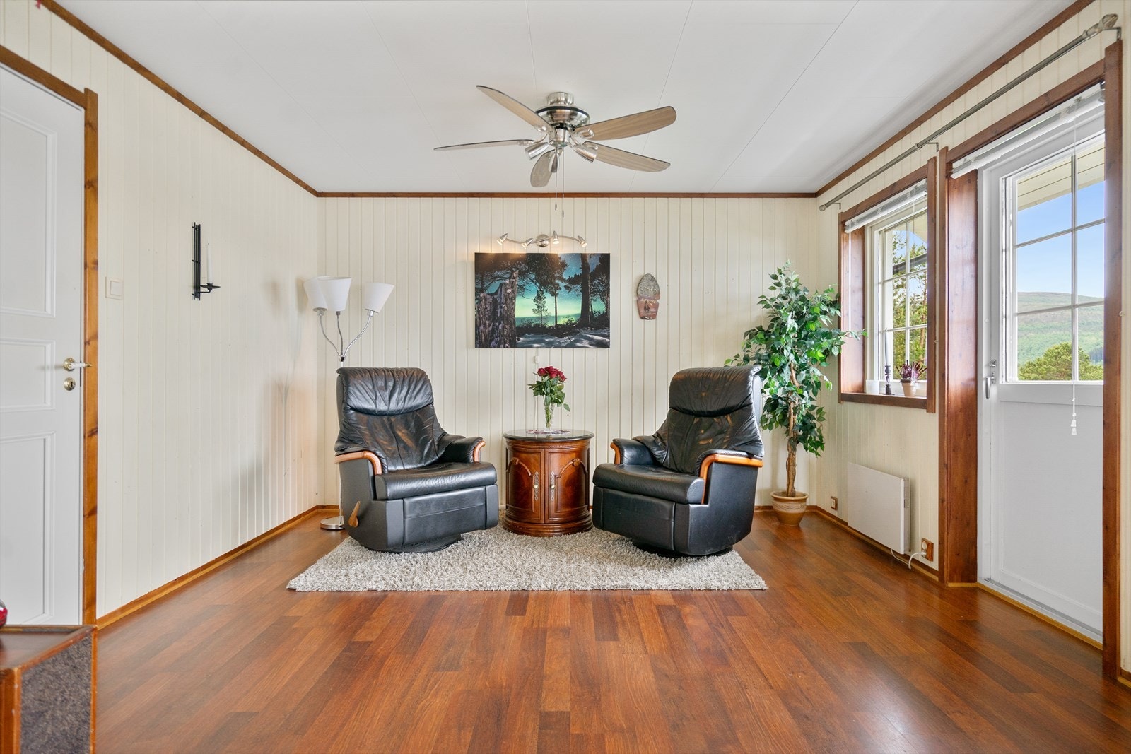 Stuen har god plass for å møblere i flere soner Galleribilde