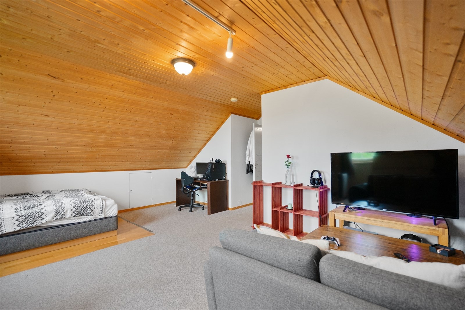 Innredet rom som loftsstue/soverom (Rommet er ikke omsøkt/godkjent) Galleribilde