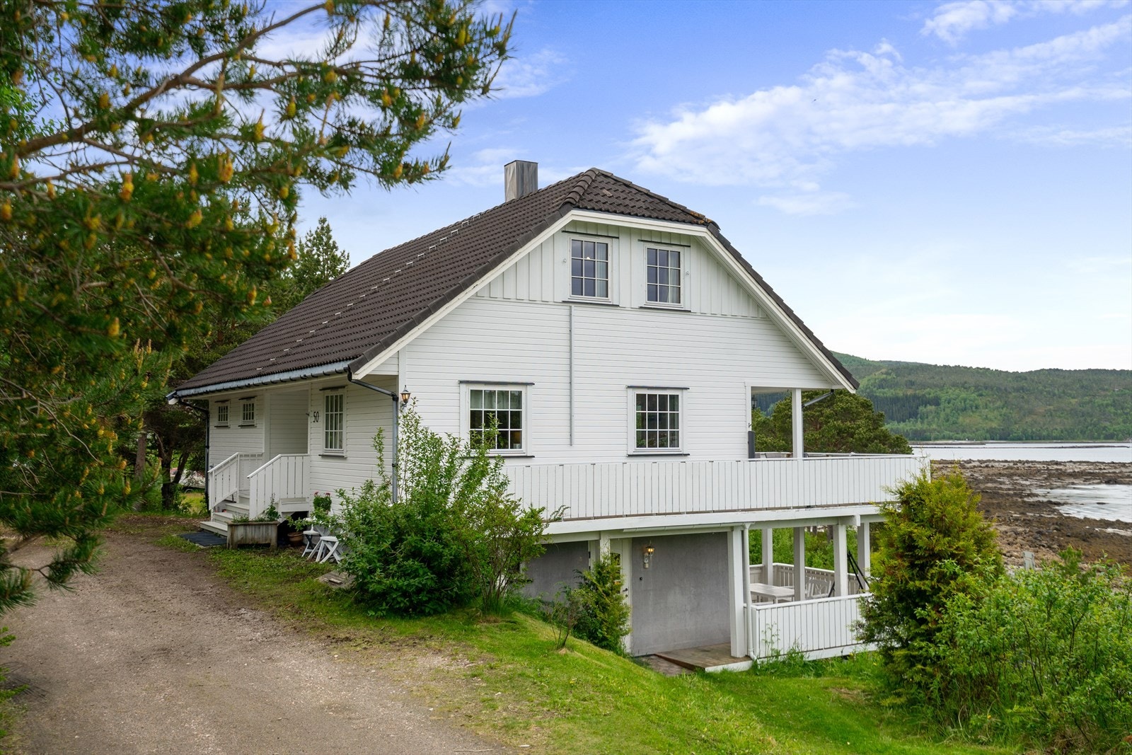 Det er veranda og uteplass i 1. etasje og underetasjen Galleribilde