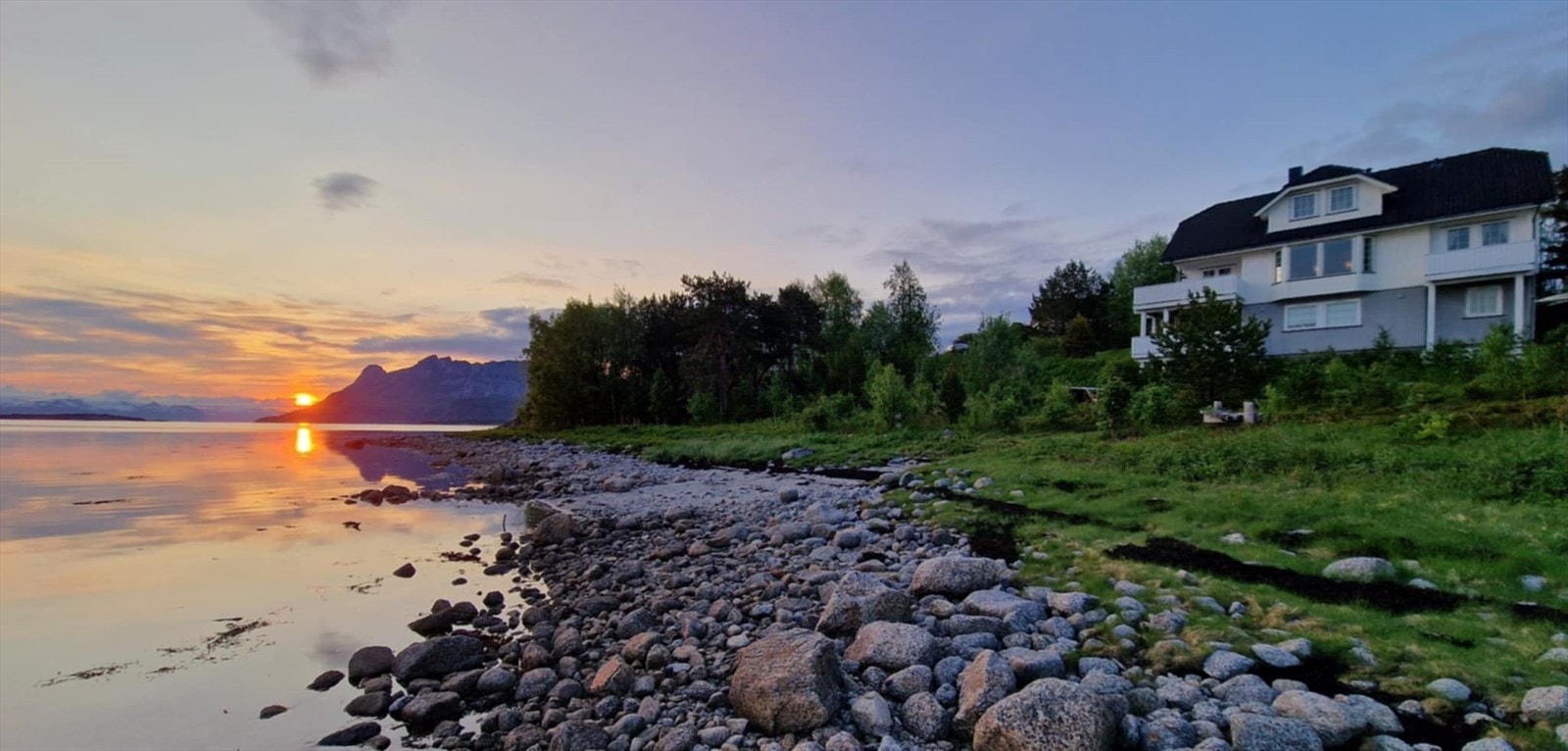 Vakre omgivelser på eiendommen, som er fra midnattssolen (Privat bilde) Galleribilde