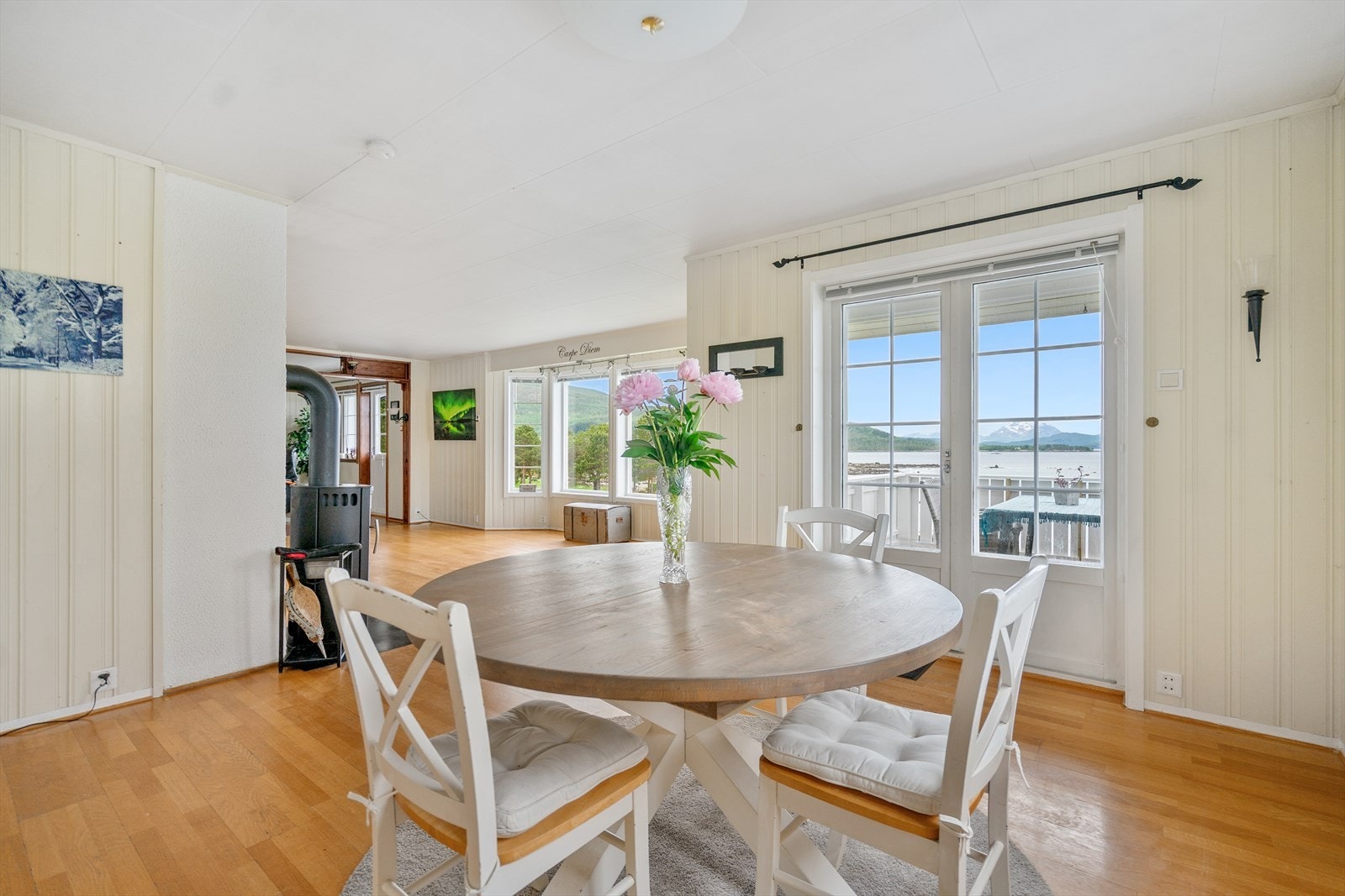 Spisestue med utgang til veranda Galleribilde