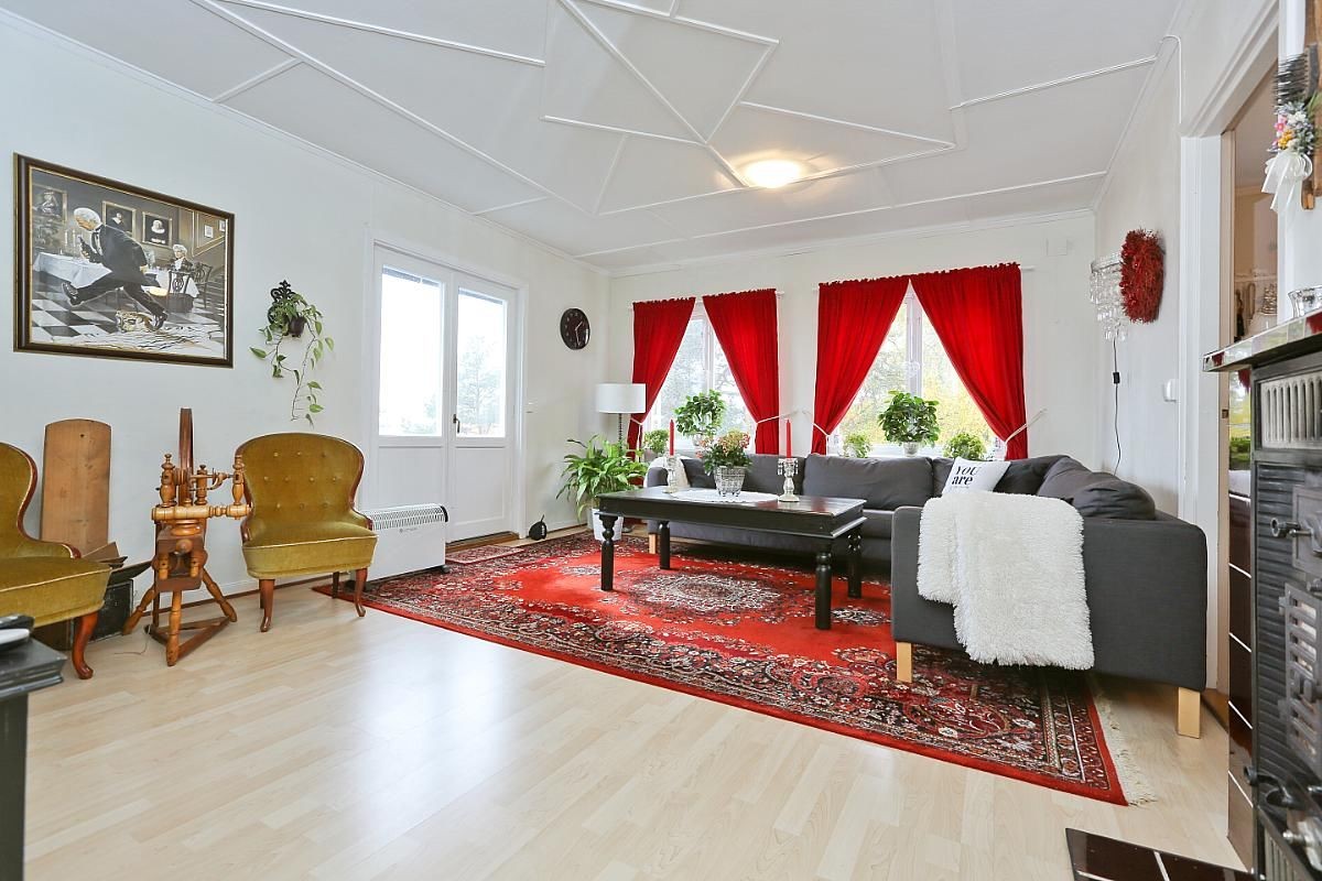 Stuen har ingen av disse møblene med i leien, kun med for å vise at veggene er malt lysere. Galleribilde