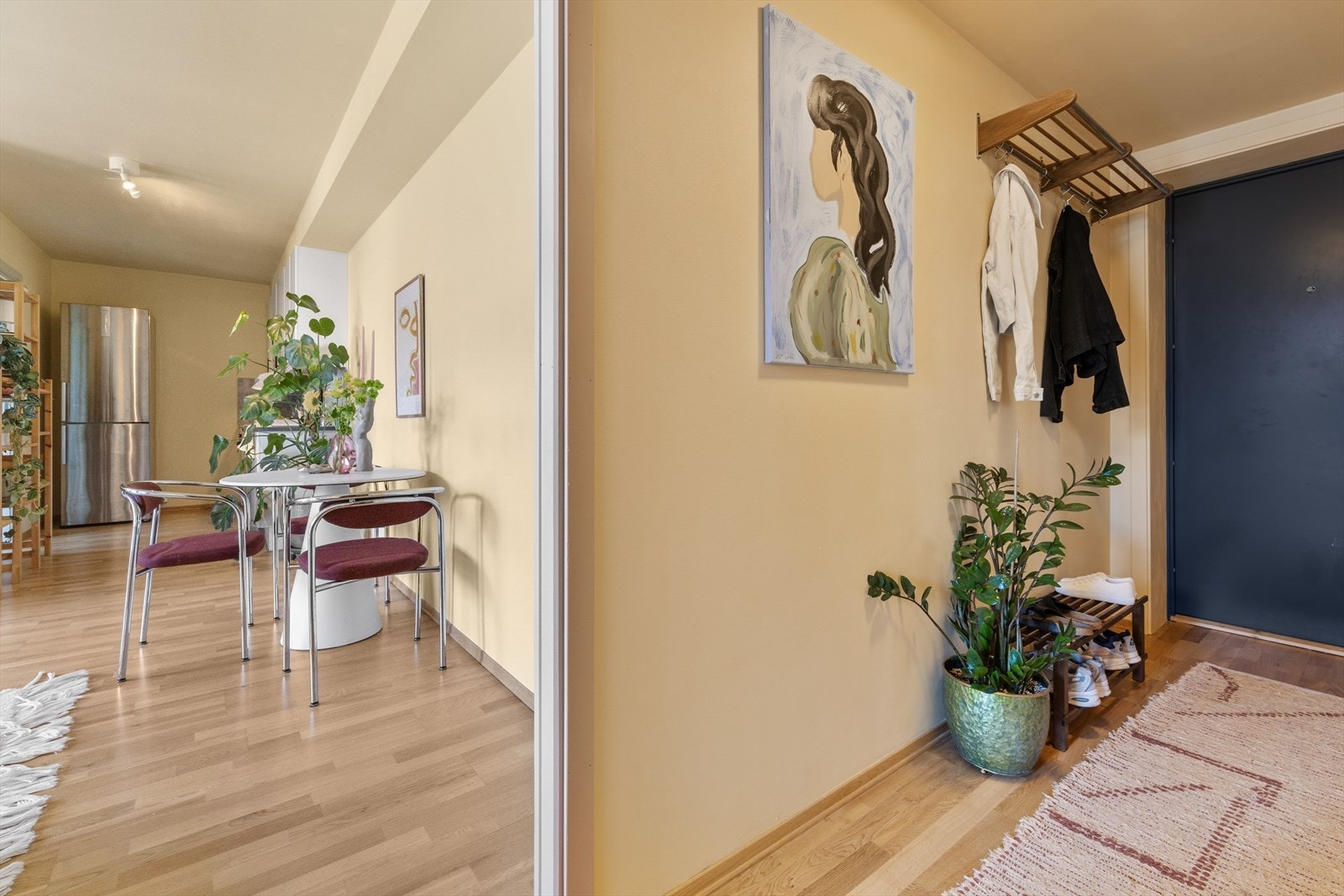 Smart planløsning gir naturlig flyt fra entré til stue og kjøkken Galleribilde