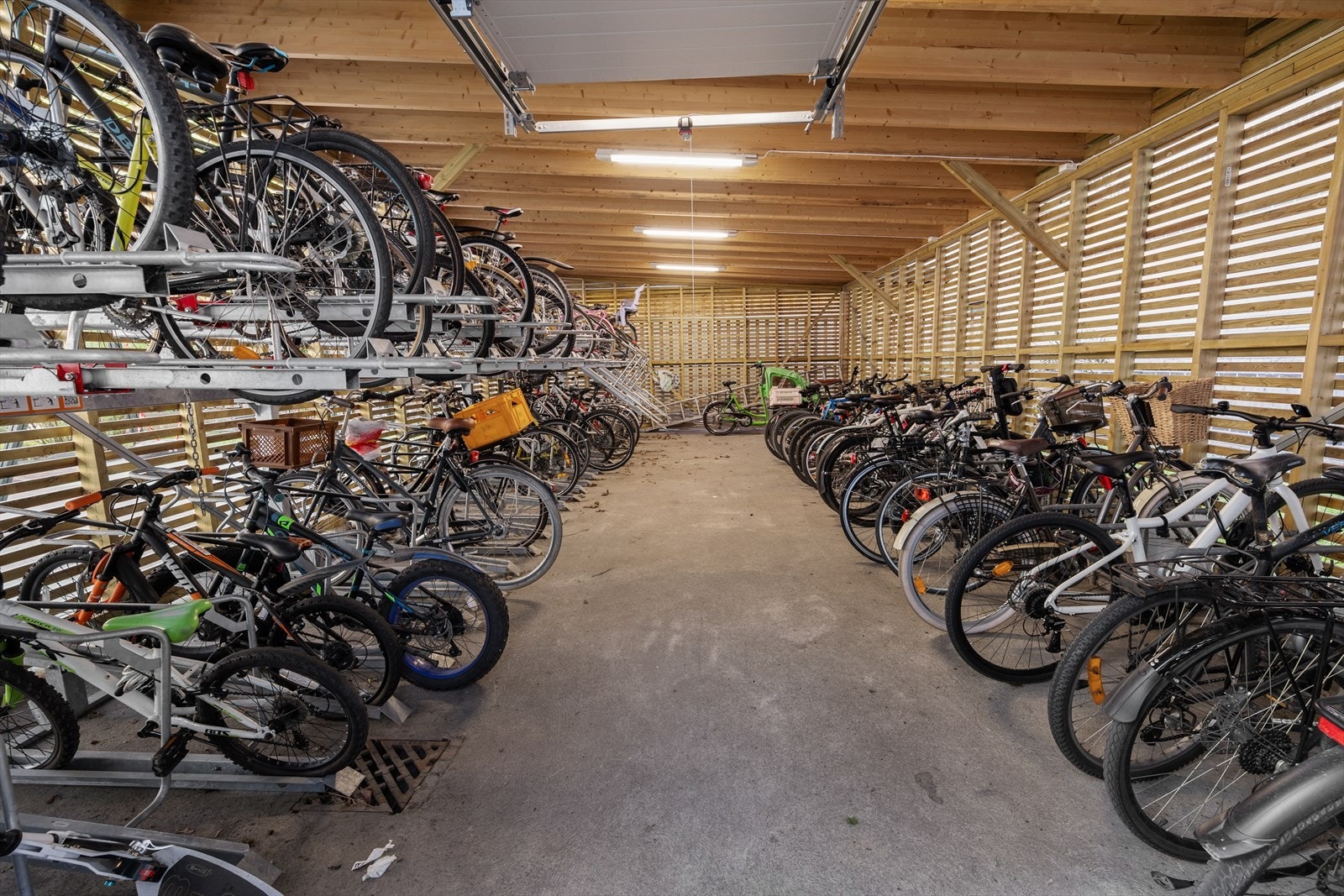 Sykkelskur fra 2021 gir praktisk oppbevaring for beboernes sykler Galleribilde