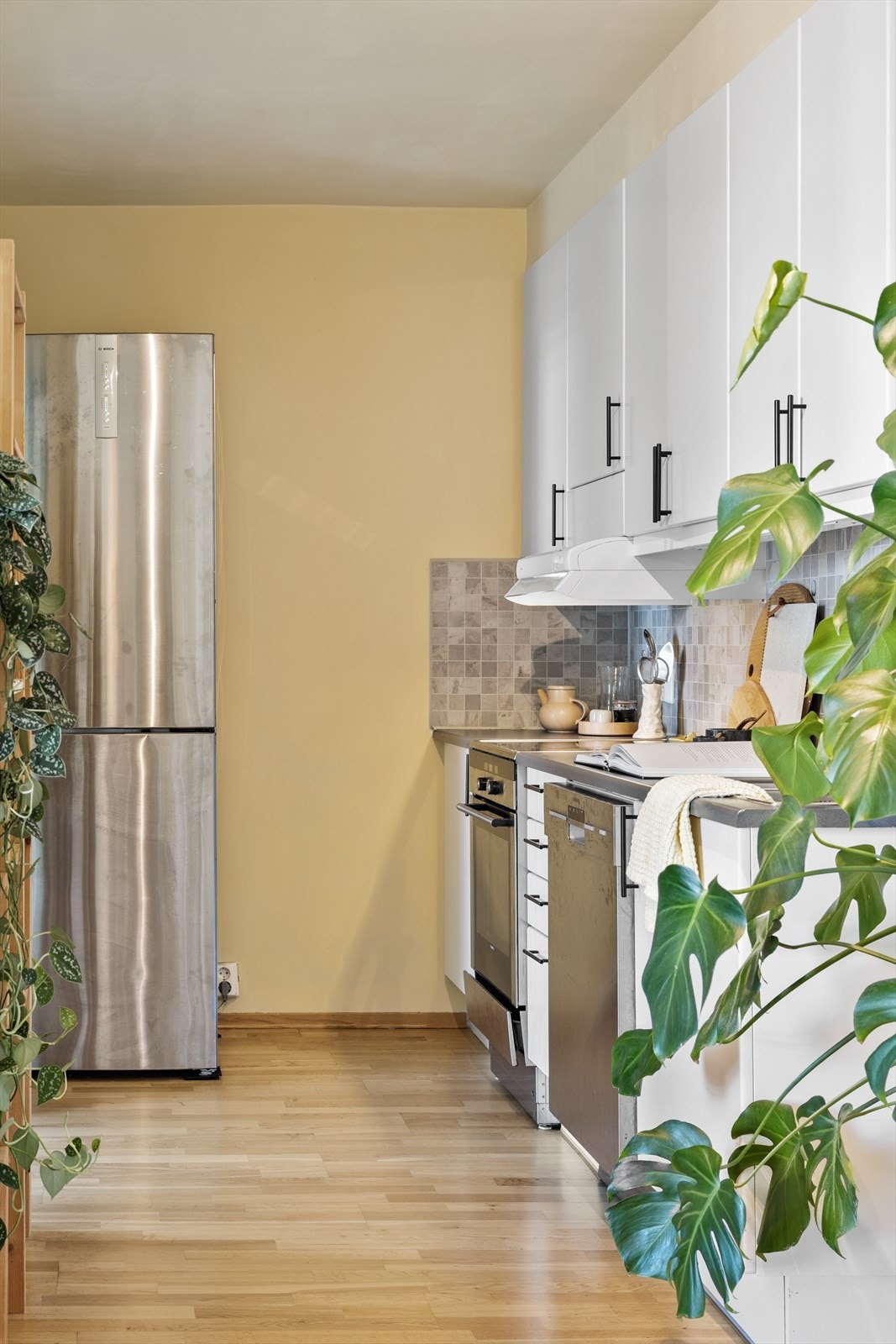 Kjøkkenet har gode arbeidsforhold og de frittstående hvitevarene medfølger ved kjøp Galleribilde