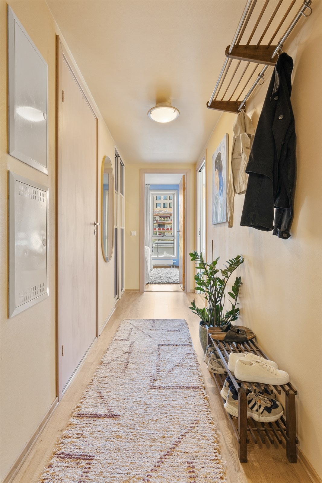 Entréen binder boligen sammen og gir praktisk adkomst til bad, hovedsoverom og stue Galleribilde