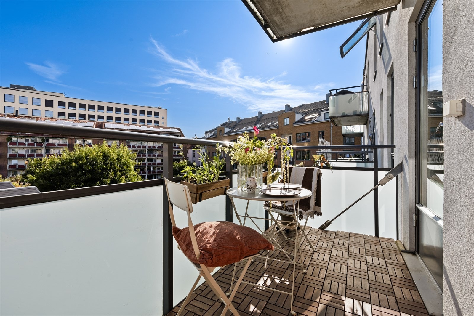 Overbygd balkong med detaljer som strømuttak og utebelysning slik at den kan utnyttes store deler av året Galleribilde