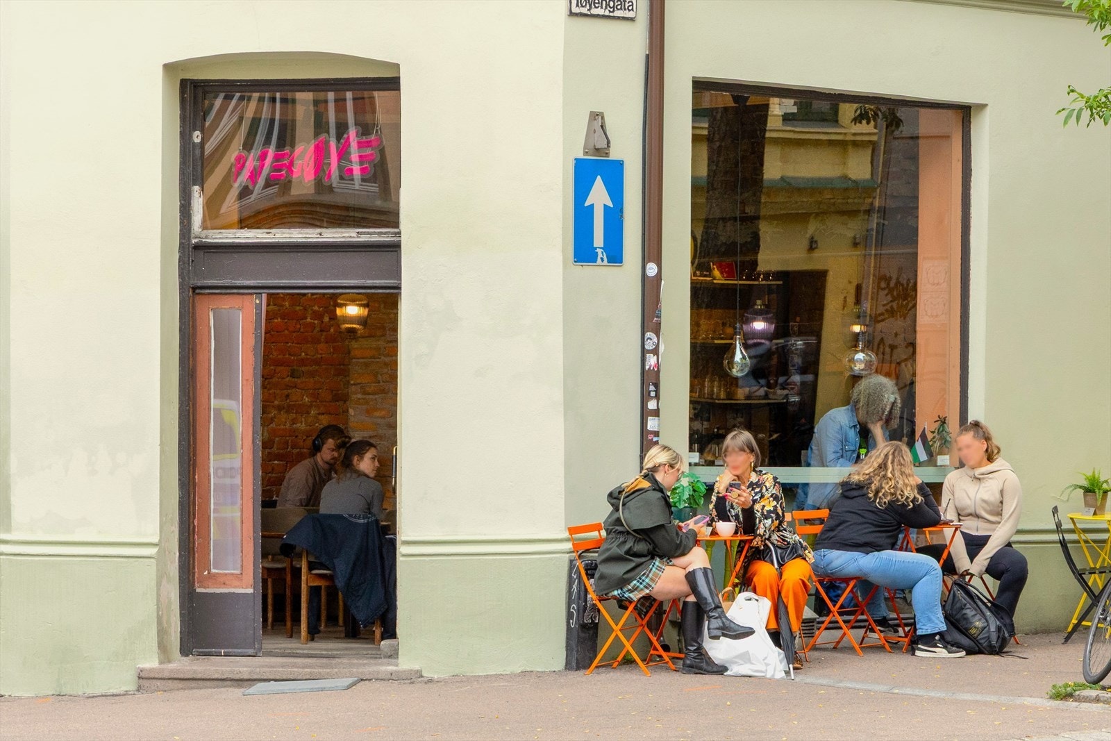 Papegøye er et unikt sted med sjel og lave skuldre, deilig musikk på høyttalerne drevet av Anton Söderman vinner av hele syv ulike barista mesterskap og kompis Adil Khan nominert til Heddaprisen og vinner av Dansefeber Galleribilde