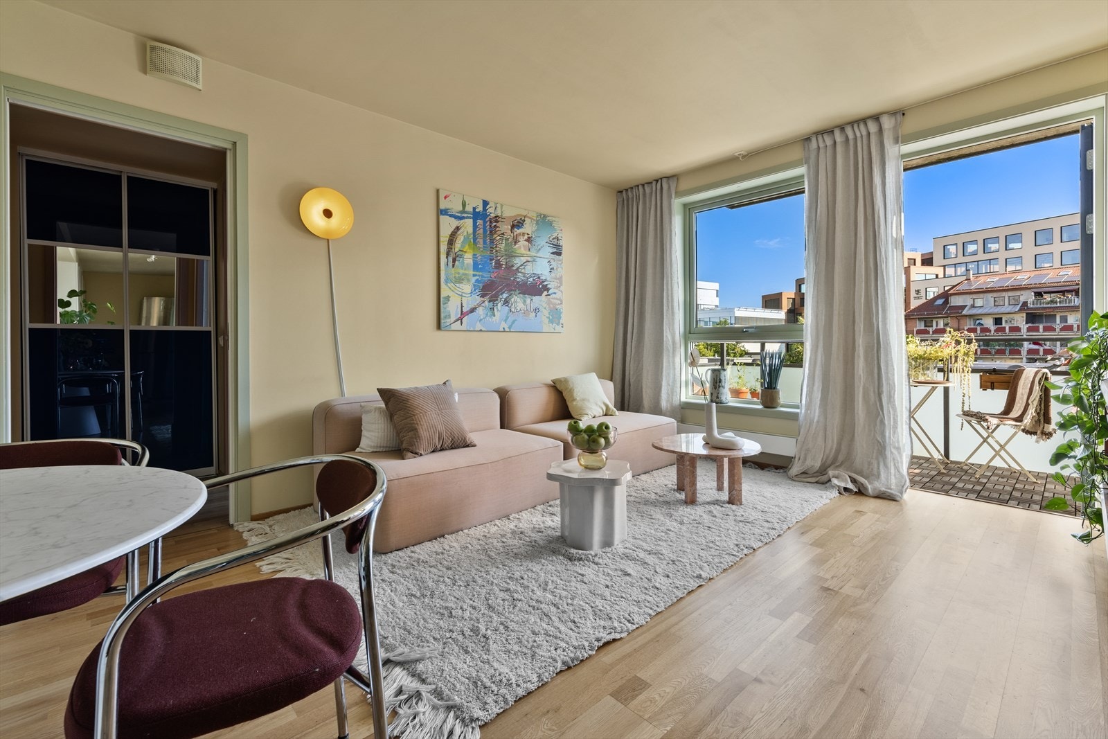 Fra stuen er det utgang til en herlig balkong, med fint utsyn over nærområdet Galleribilde