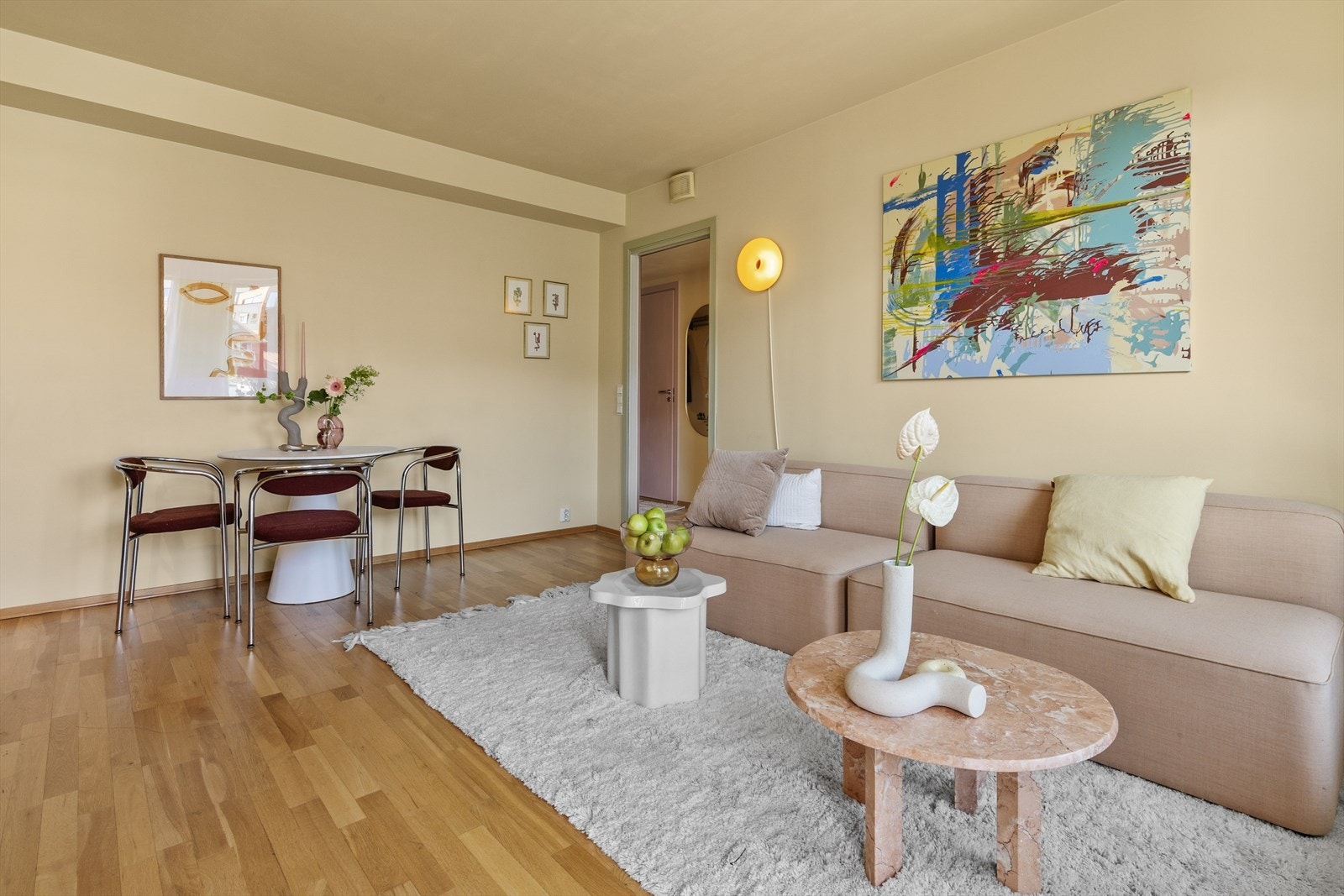 Boligen varmes opp med radiatorer tilkoblet et fjernvarmeanlegg Galleribilde