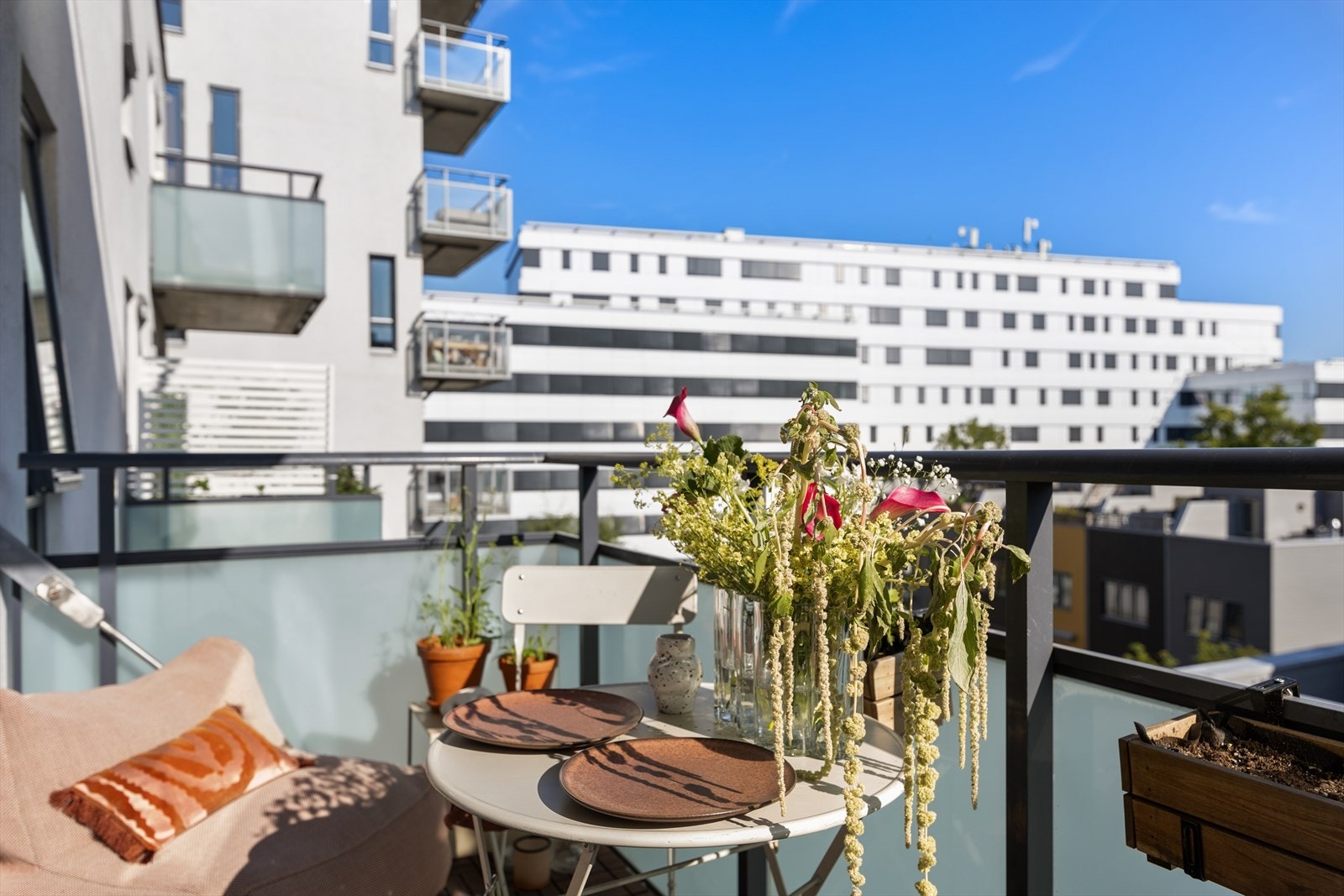 Balkongen gir god plass til utemøbler og planter for hyggelige stunder utendørs Galleribilde