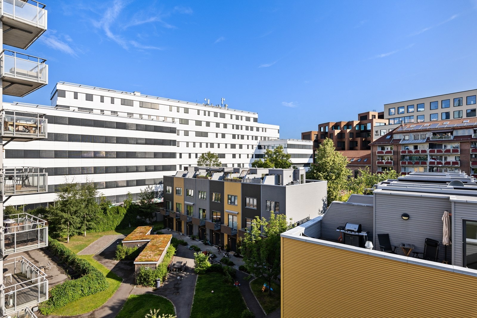 Felles hageanlegg gir beboerne grønne omgivelser og hyggelig nærmiljø Galleribilde