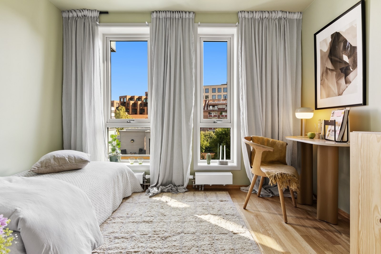 Store vinduer gir rommet en lys og innbydende atmosfære, perfekt for avslapning Galleribilde