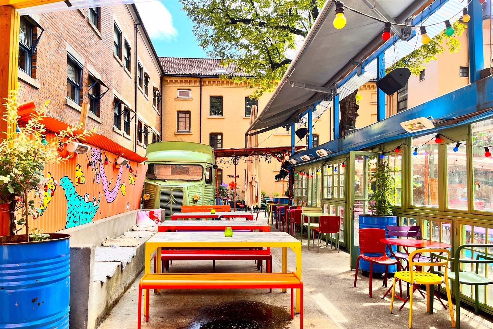 Grønland byr på et pulserende uteliv med fargerike restauranter og unike møteplasser i nabolaget. Dattera til Hagen er en lokal favoritt for kvelder med konserter, quiz, stand-up og dansegulv Galleribilde