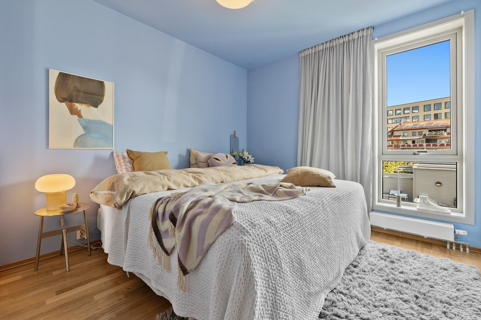 Hovedsoverommet byr på rolig atmosfære og nytt vindu fra 2022 for ekstra komfort Galleribilde