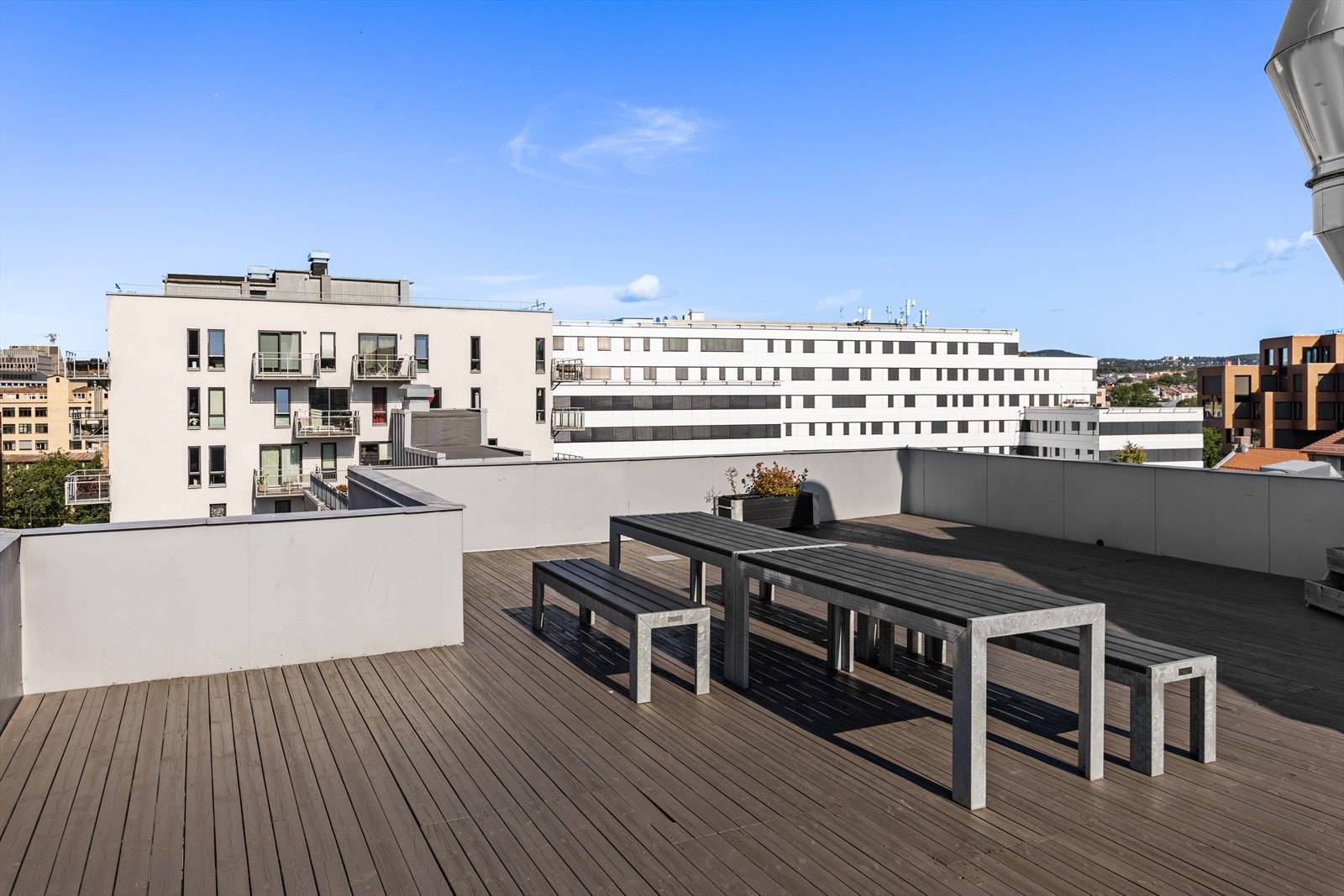 Takterrassen gir gode muligheter for sosiale sammenkomster og rekreasjon under åpen himmel Galleribilde