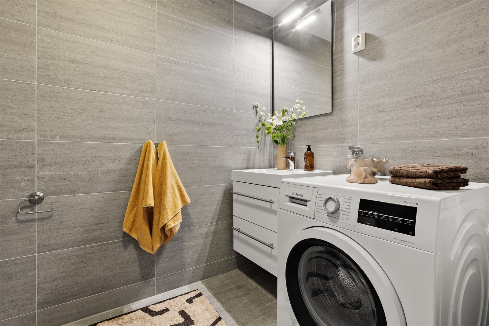 Badet har plass til vaskemaskin og underskap, som gir gode oppbevaringsmuligheter Galleribilde